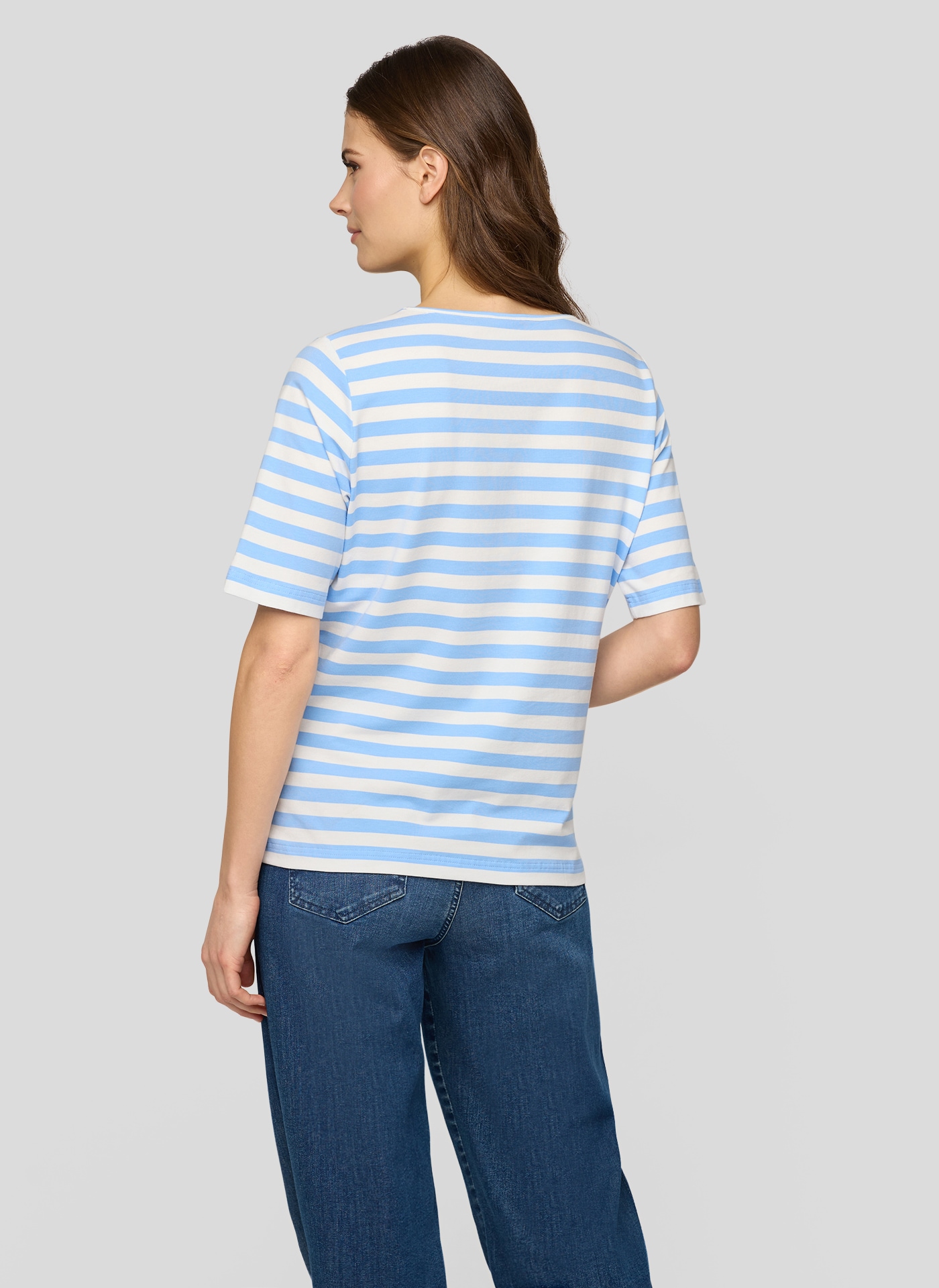 Rabe im Streifen-Look