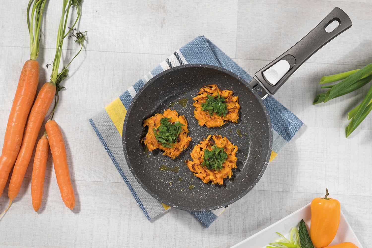 Genius Pfannen-Set »Bonafit Ø 20, 24, 28 cm, inkl. Rainbow Schwämme, Set 9-tlg.« Edelstahl 18/10 Set, Bonafit - Pfannen 20cm, 24cm, 28cm, 2x Deckel, 2x Einleger, 2x Schwamm, 9 Stk. tlg. abnehmbarer Griff, hitzebeständig, spülmaschinengeeignet