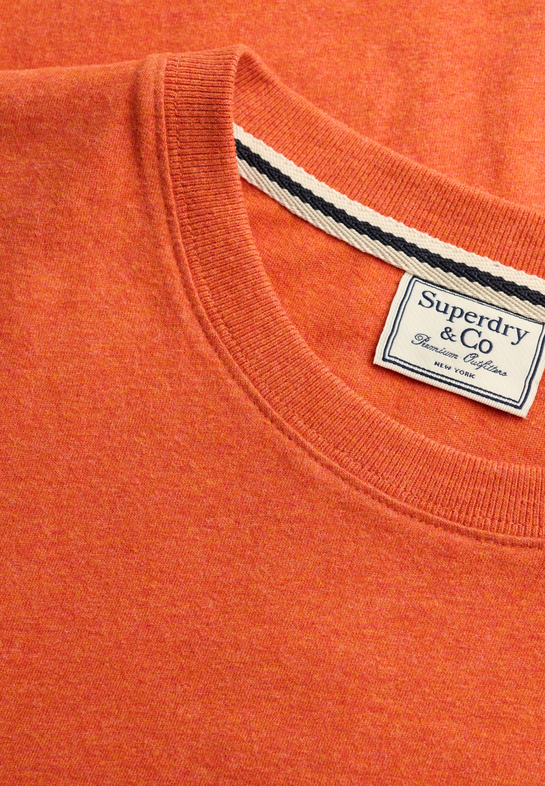Superdry Shirt à col rond »ESSENTIAL SERIF LOGO EMB TEE« coton, coupe régulière