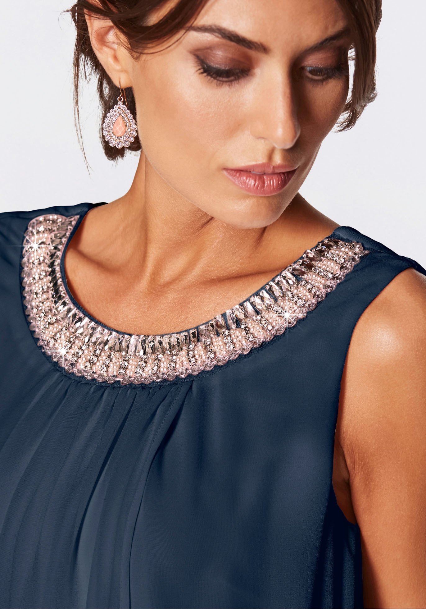 bonprix Robe en mousseline de soie robe de fête, avec application de strass, en chiffon