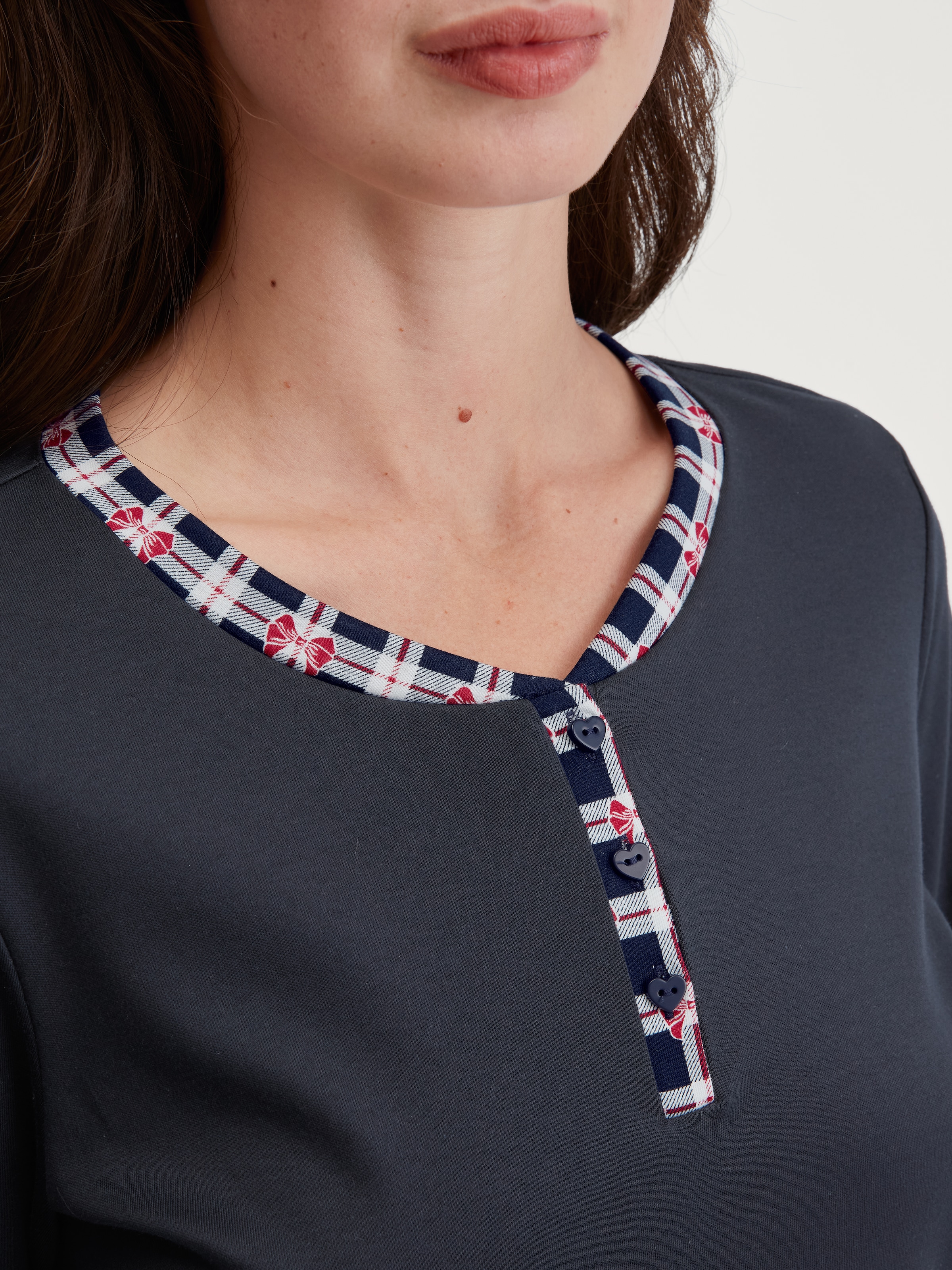 CALIDA Pyjama »Family & Friends« 2 pièces Knopfleiste, Pure Cotton, Langarm, Serafino-Ausschnitt, weich