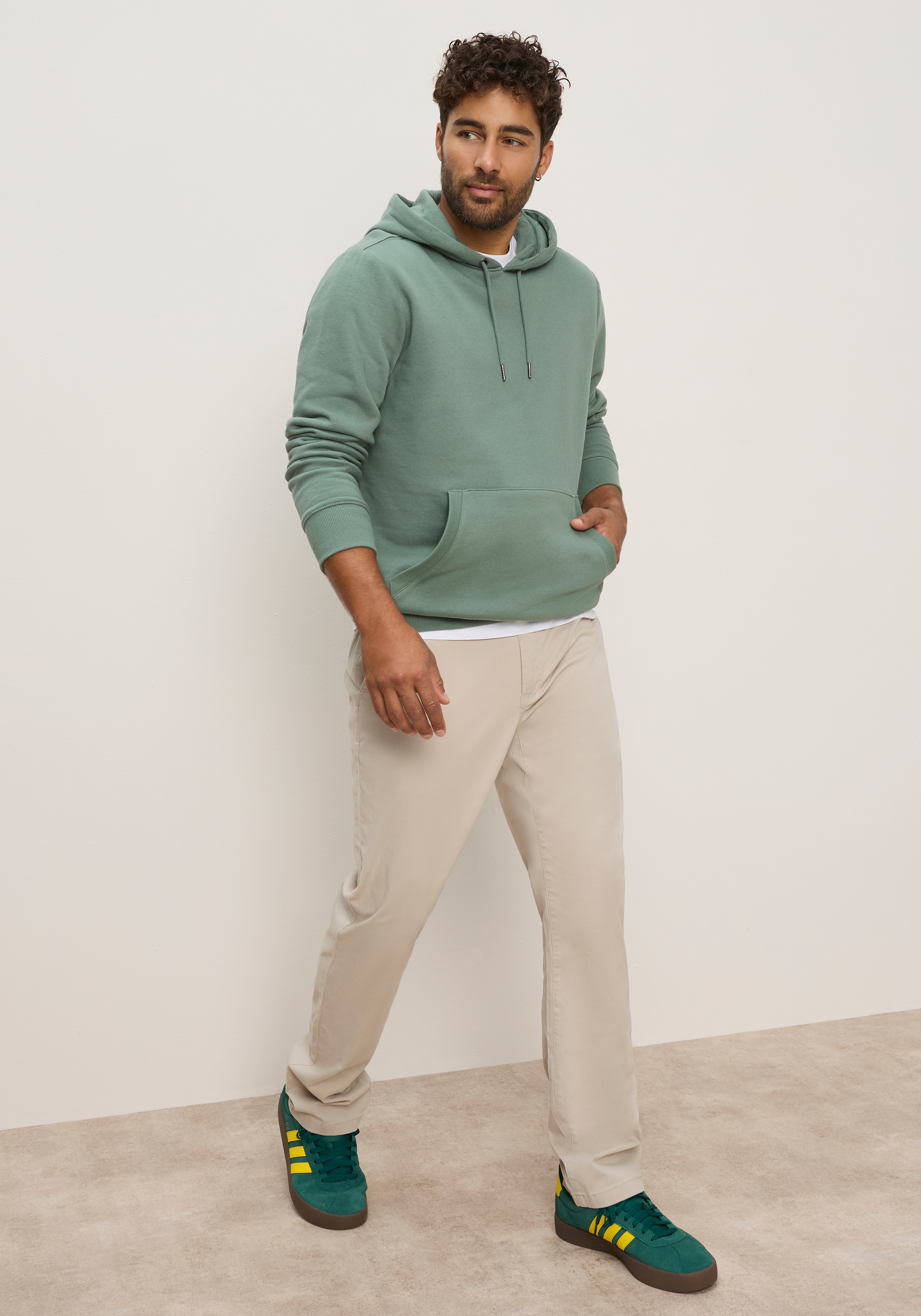Man's World Sweat à capuche , avec poche kangourou, aussi disponible en grandes tailles
