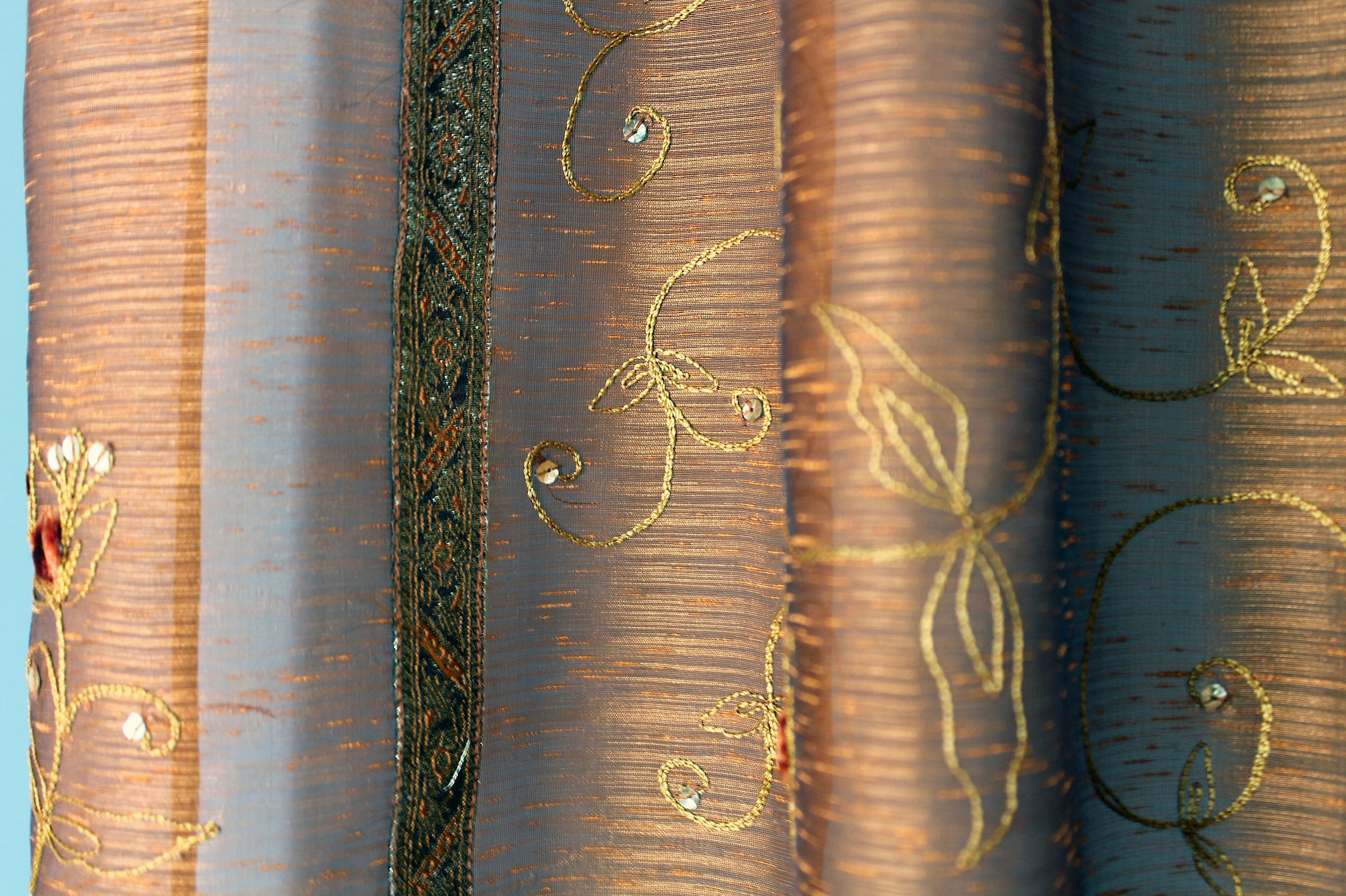 HOSSNER - ART OF HOME DECO Gardine »Zugersee« Schlaufen 1 Stk. tlg. Schlaufenschal m. Brokat-Bodüren