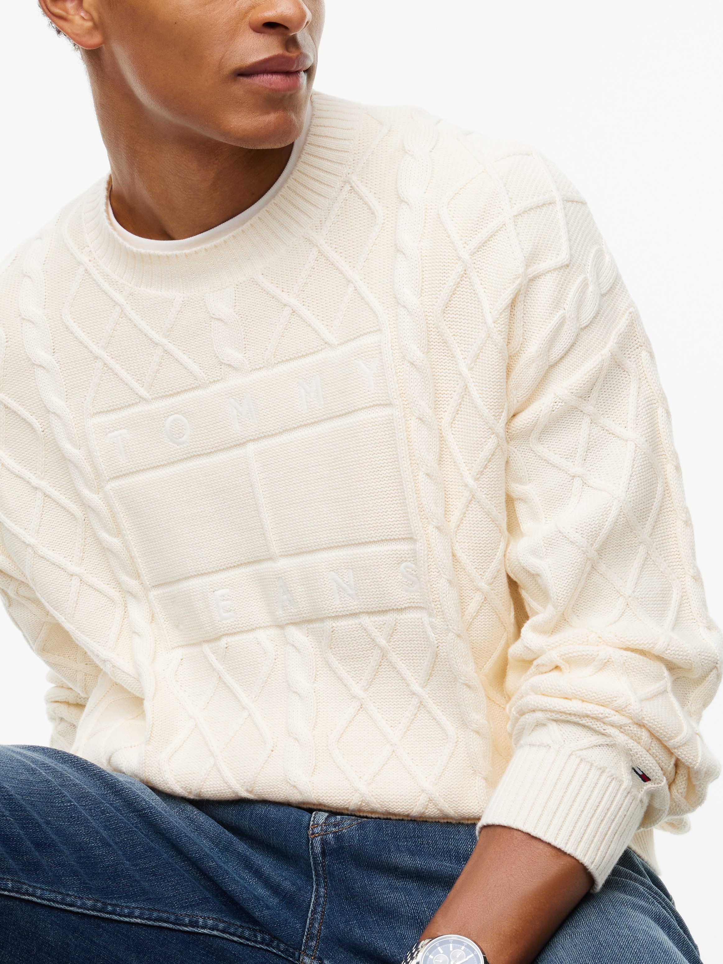 Tommy Jeans Pull à col rond »TJM RELAXED FLAG CABLE SWEATER« avec motif losange et torsades