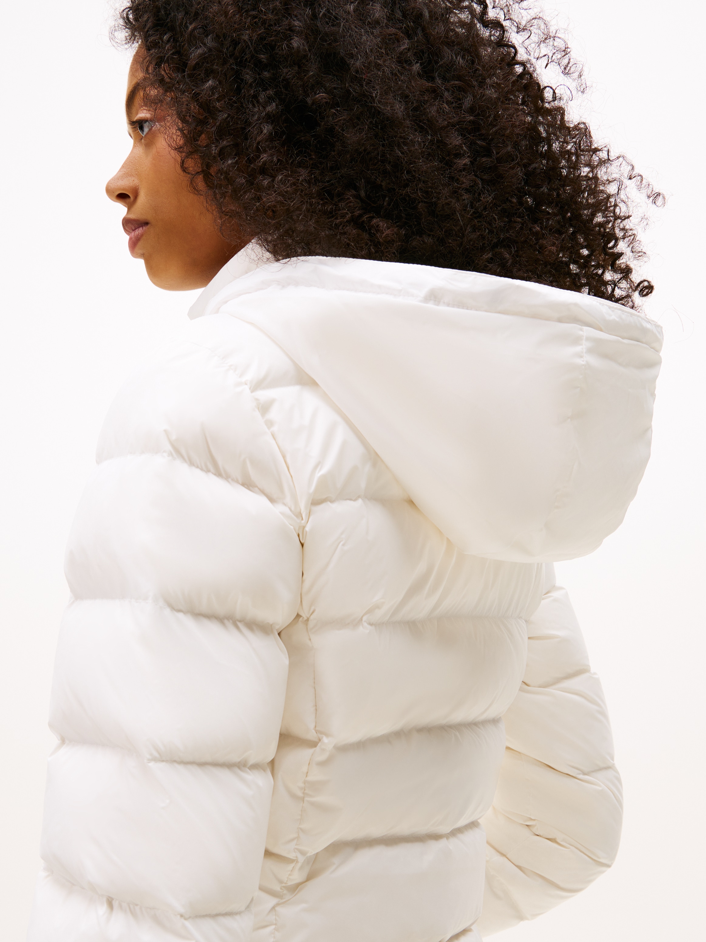 Tommy Jeans Manteau matelassé »TJW ESSENTIAL HOODED DOWN COAT« avec imitation fourrure, broderie logo