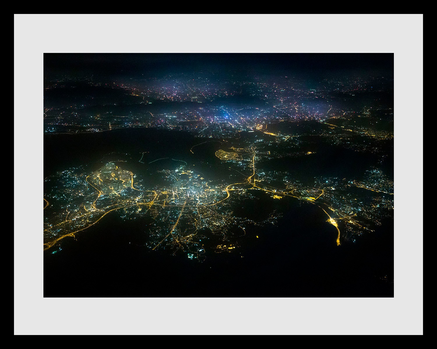 queence Bild »BLINDING LIGHTS« Amerika | Bilder von Amerika | Flughafen | Flugzeuge | Stadt | Städte 1 Stk. tlg. HD Premium Poster-Druck inkl. Holzrahmen