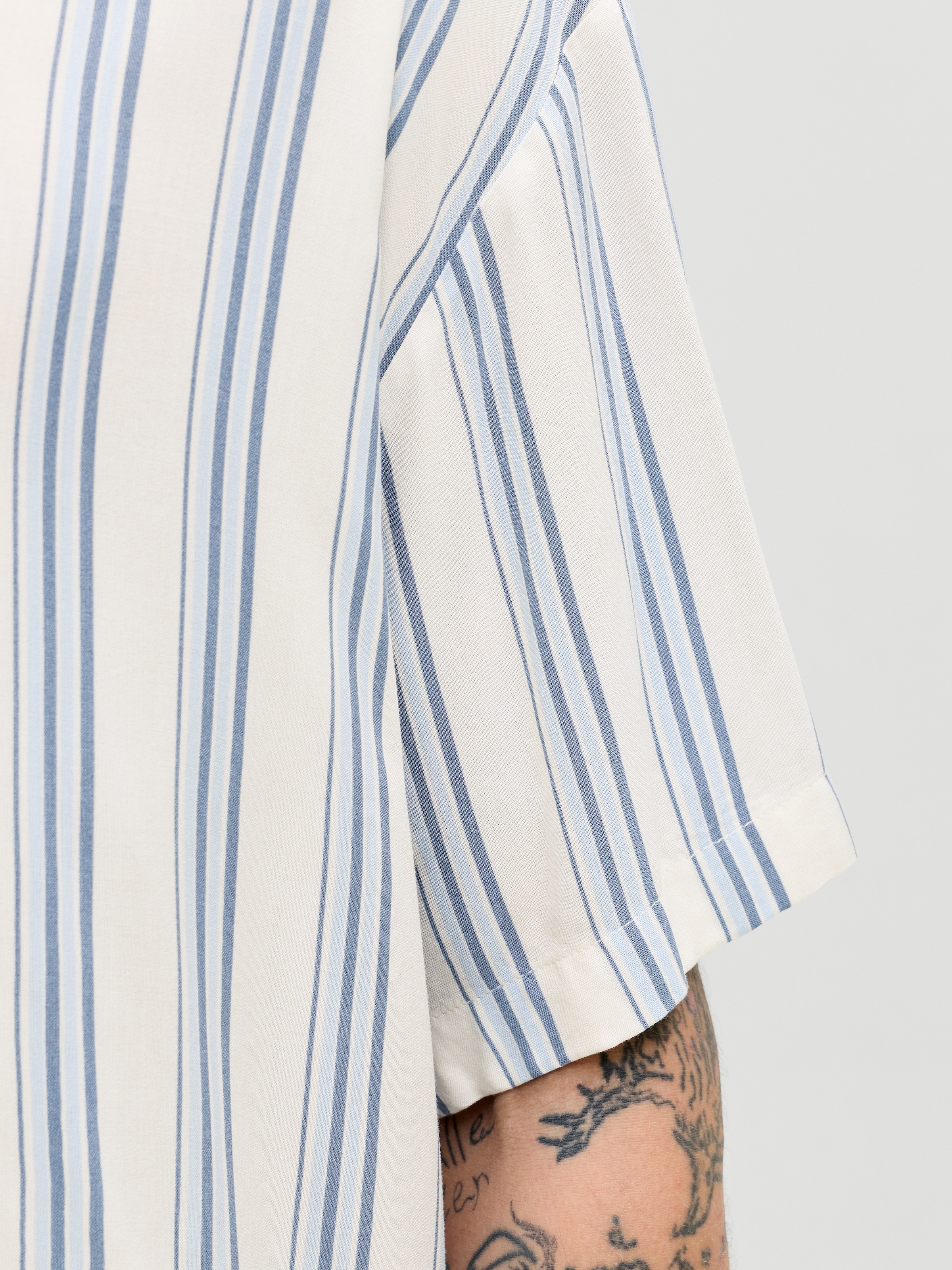 Jack & Jones Chemise à manches courtes »JJEJEFF RESORT STRIPE SHIRT S/S SN« Viskose, loose fit