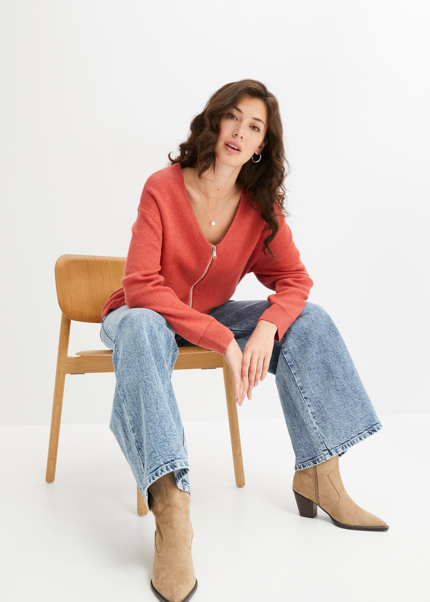 bonprix Veste en tricot bequeme Passform, femininer Stil, mit Reissverschluss