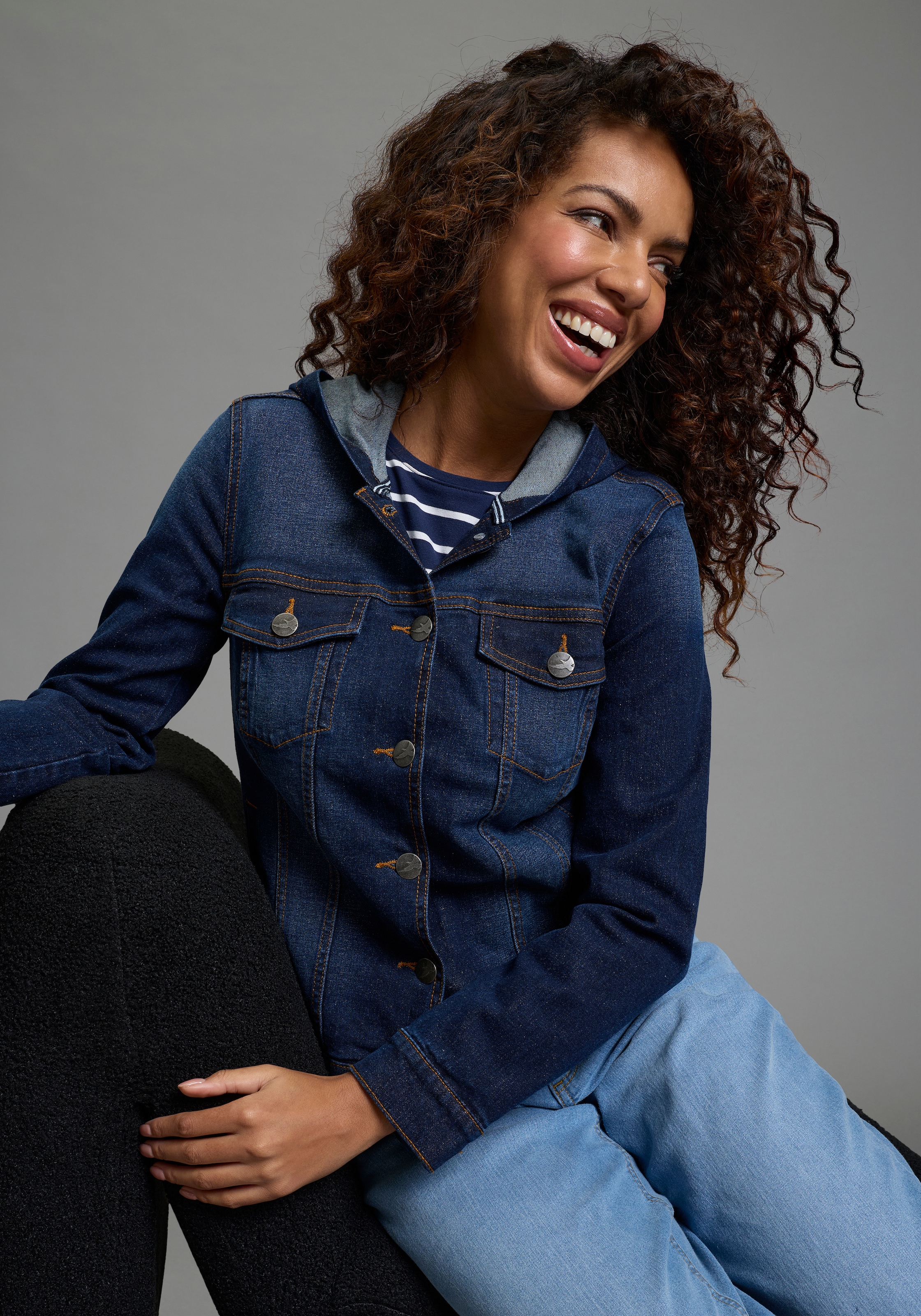 Arizona Veste en jean mit Kapuze mit Kapuze, Regular Fit, mit Knopfleiste, mit Knopf-Applikationen