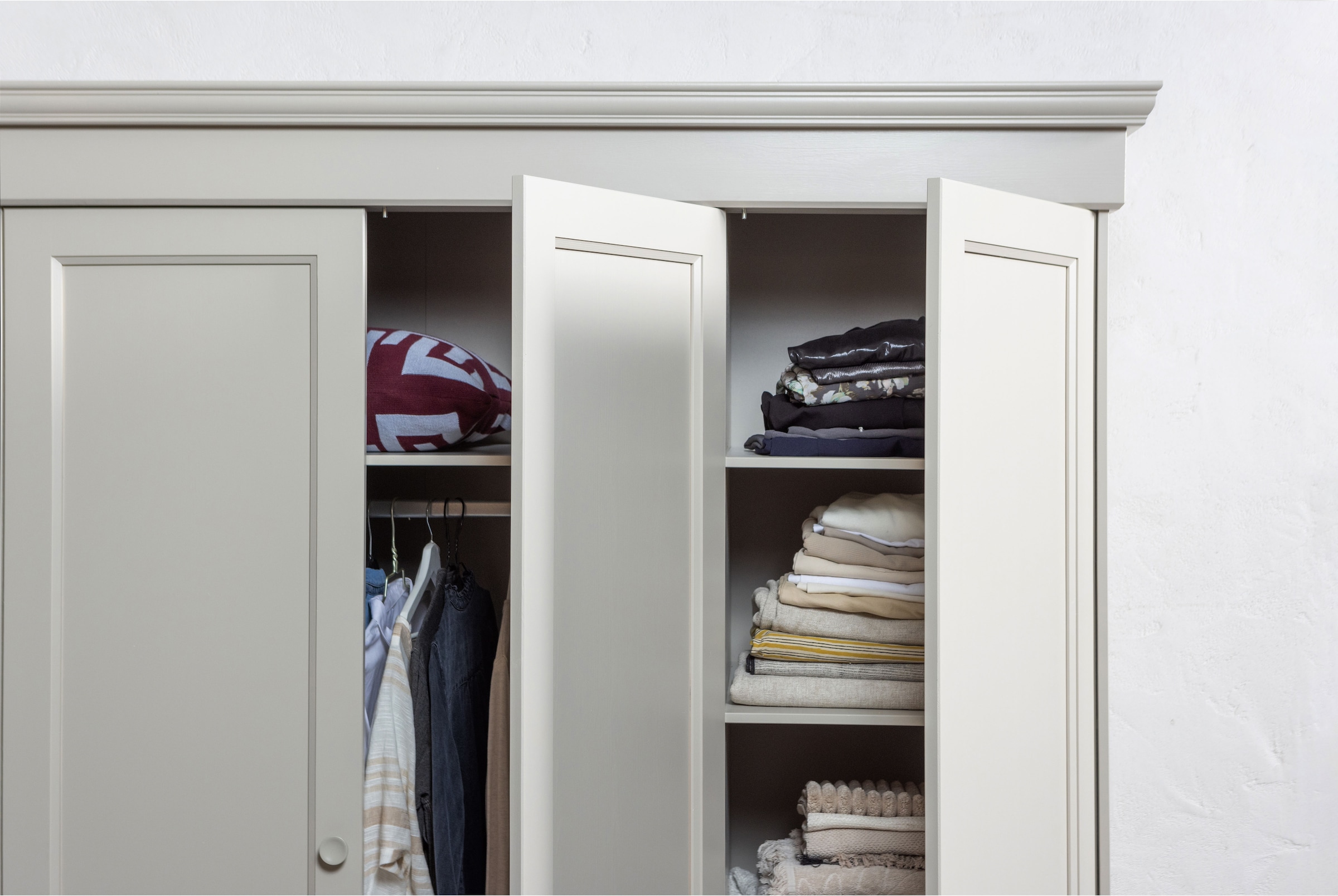 WOOOD Armoires à vêtements »Olivia FSC®-Kiefernholz mit Hängebereich, H 212 x B 171 x T 63 cm« capacité de charge 10 kg par étagère, options d'étagères disponibles