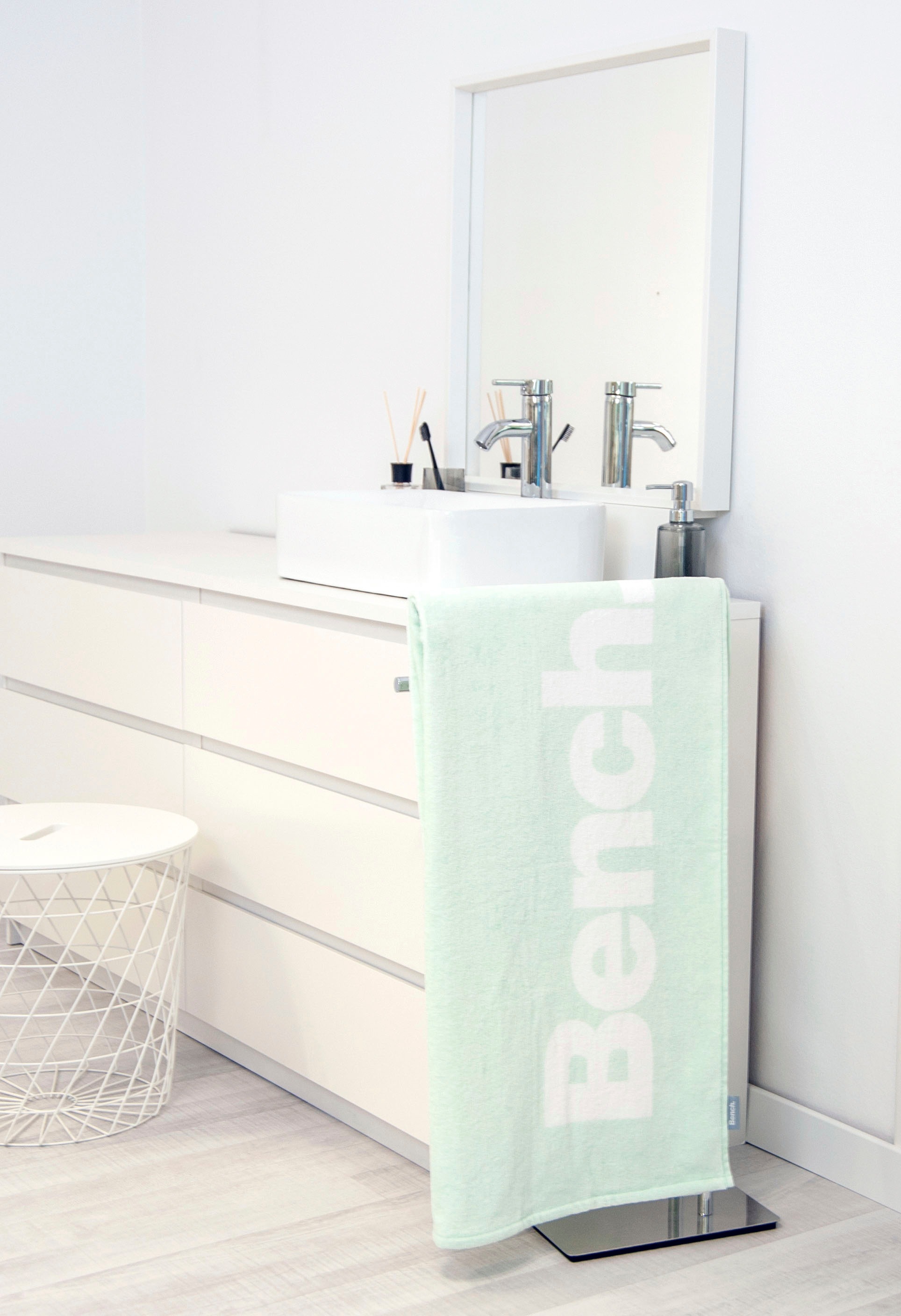 Bench. Serviette de plage »Bench« mit dekorativem "Bench" Schriftzug