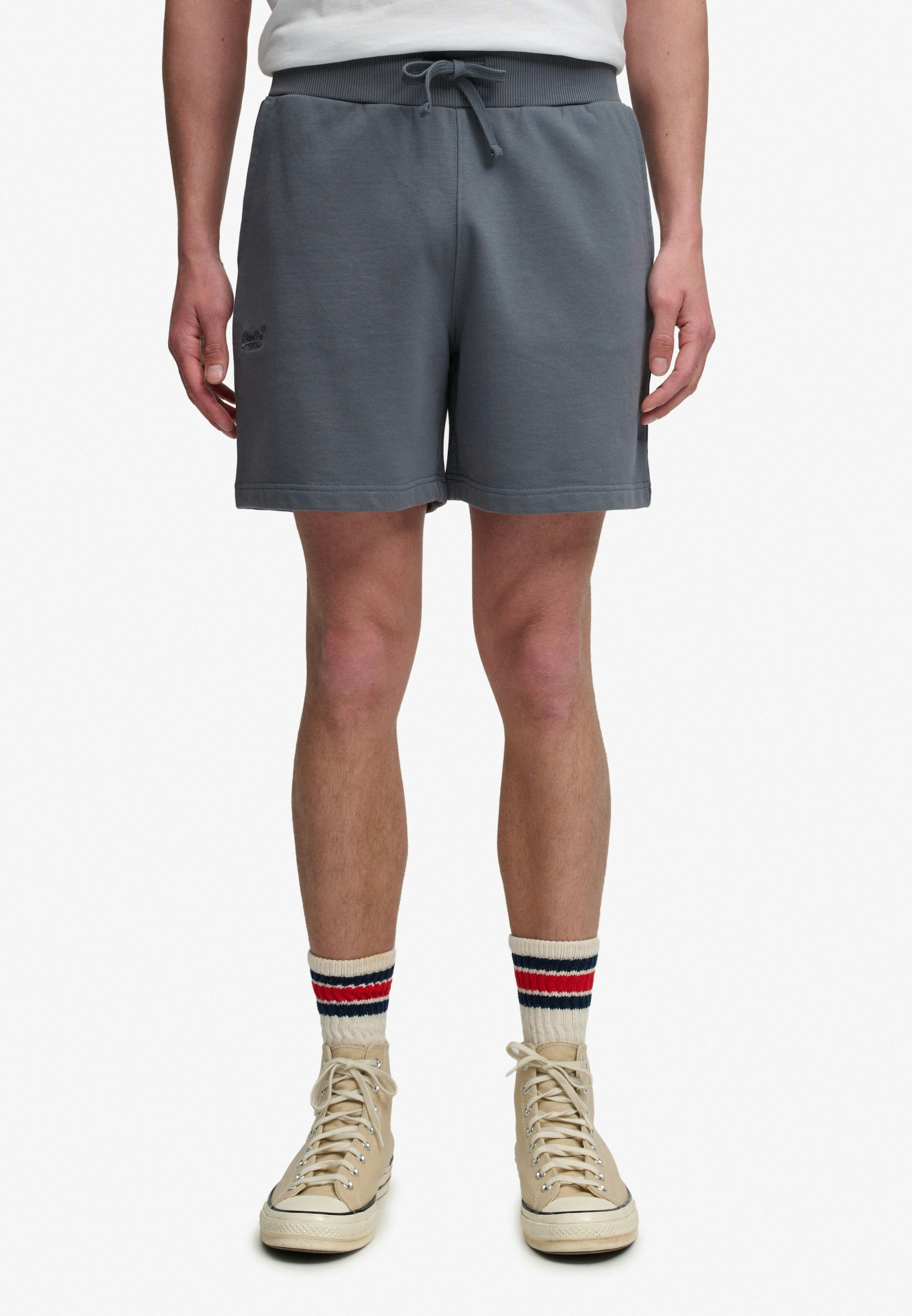 Superdry Sweatshorts »ESSENTIAL LOGO CLASSIC SHORT«  coupe décontractée, avec élastique, longueur genoux, uni