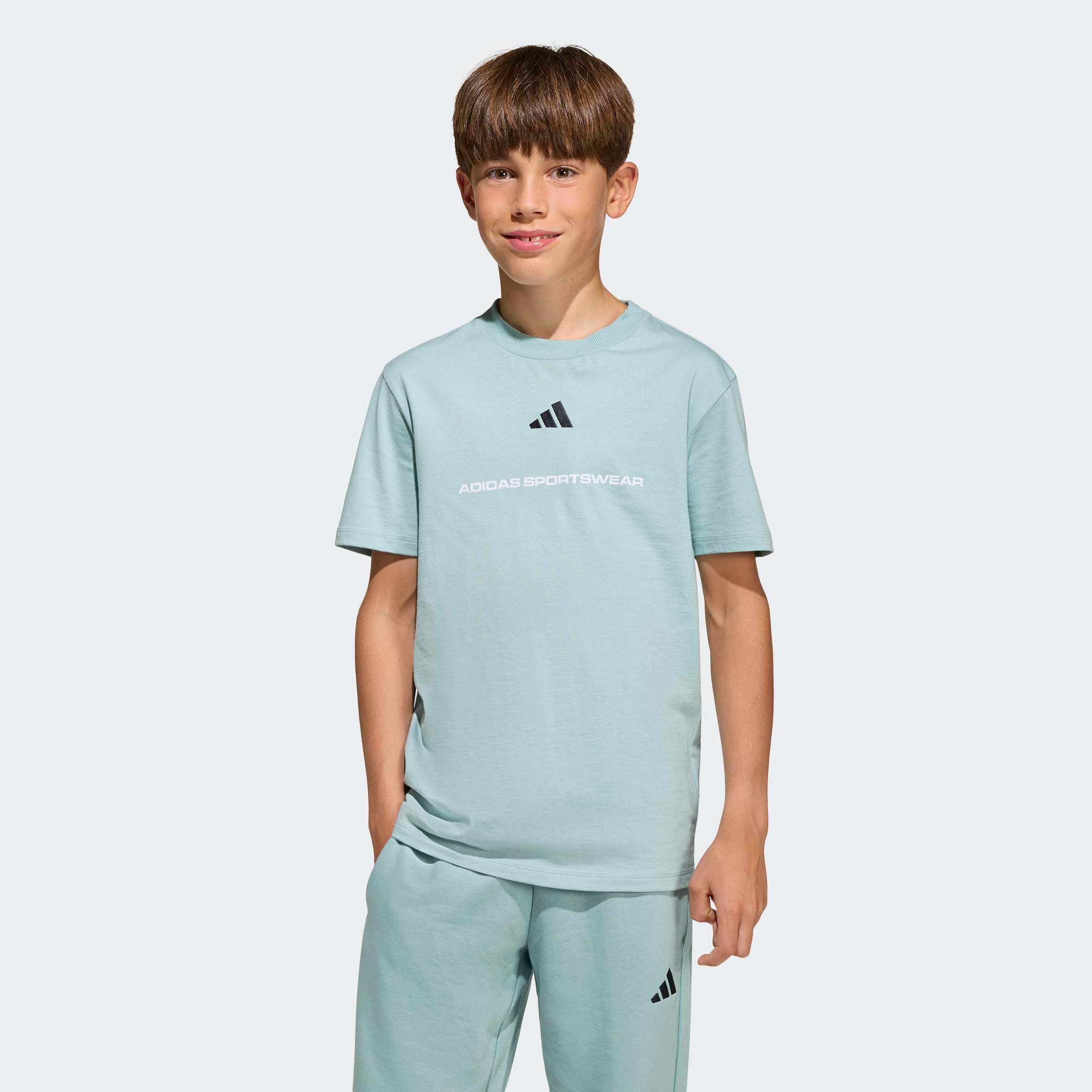 adidas Sportswear T-shirt »ADIDAS SLOGAN SINGLE JERSEY« sportlicher Stil, kurze Ärmel, elastisches Material, mit Slogan