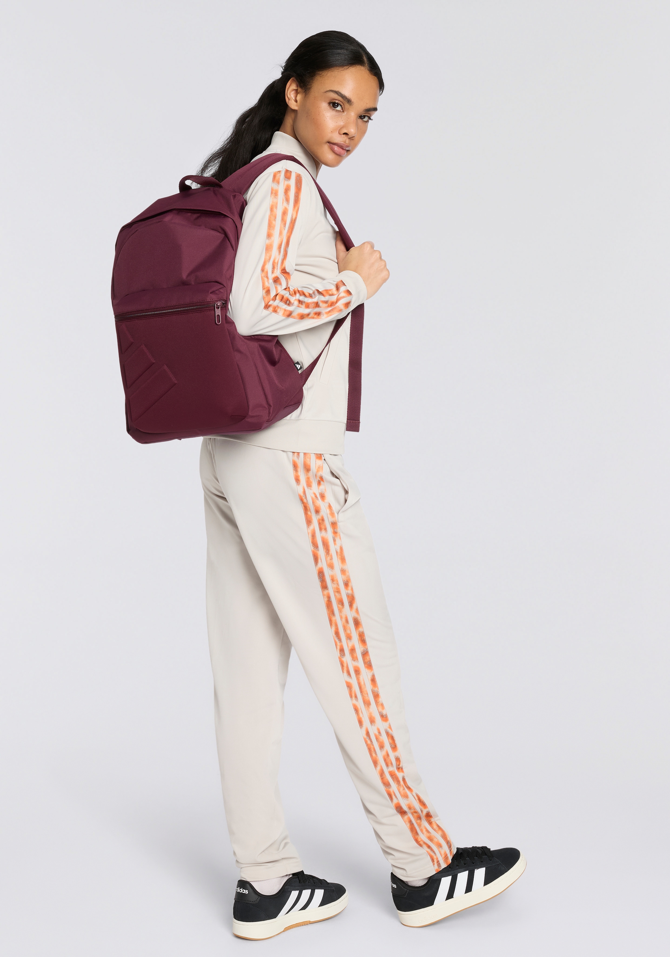 adidas Performance Rucksack »ESSENTIALS EMBOSSED LOGO« für Fitness und Freizeit, mit mehreren Taschen, aus Polyester