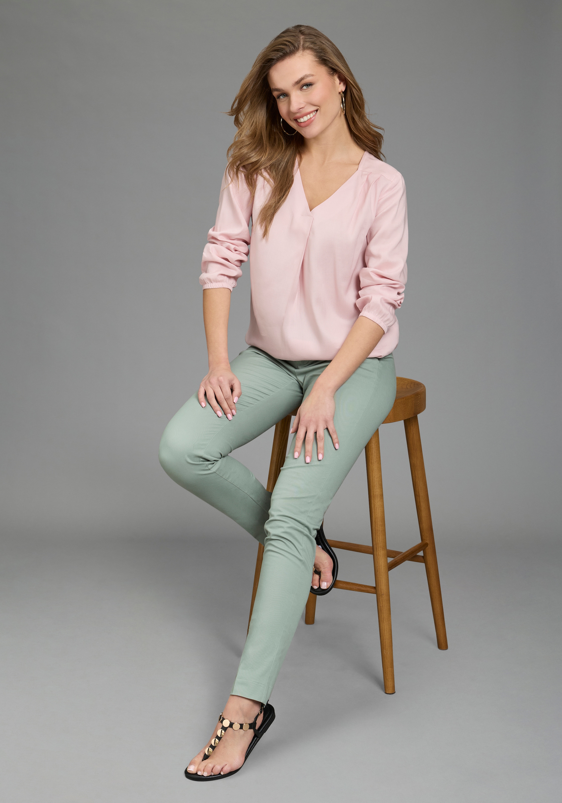 DELMAO Schlupfbluse in femininer Form mit matter, nicht glänzender Optik