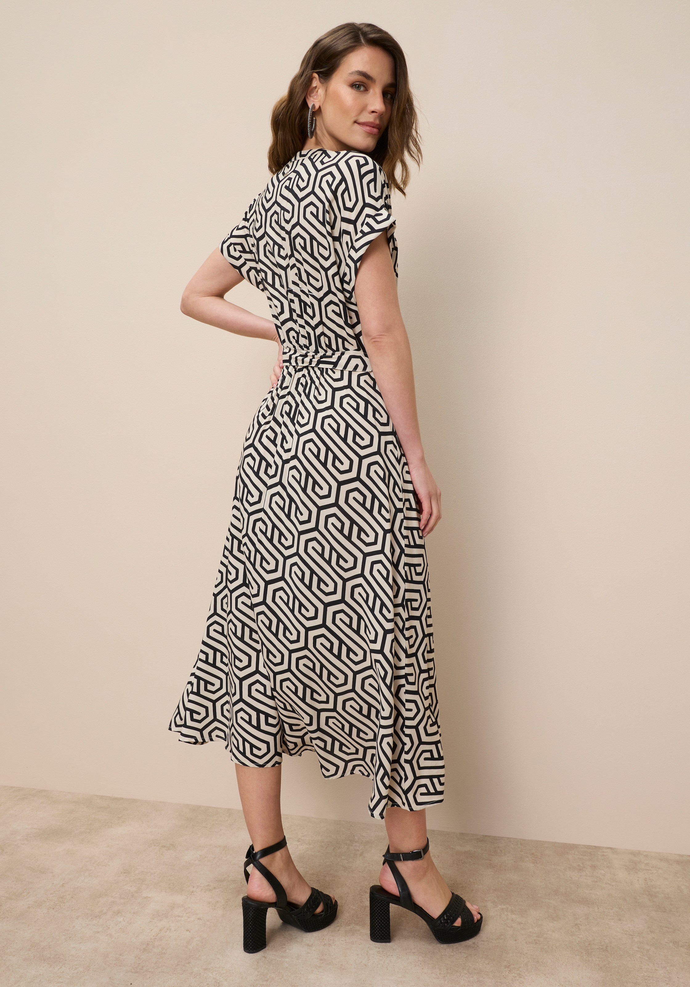 Tamaris Robe chemisier »mit tailliertem Bindegürtel und Knopfleiste« Ensemble, 2 cuis tlg. en viscose, pour printemps et été, à motifs, longueur mi-mollet