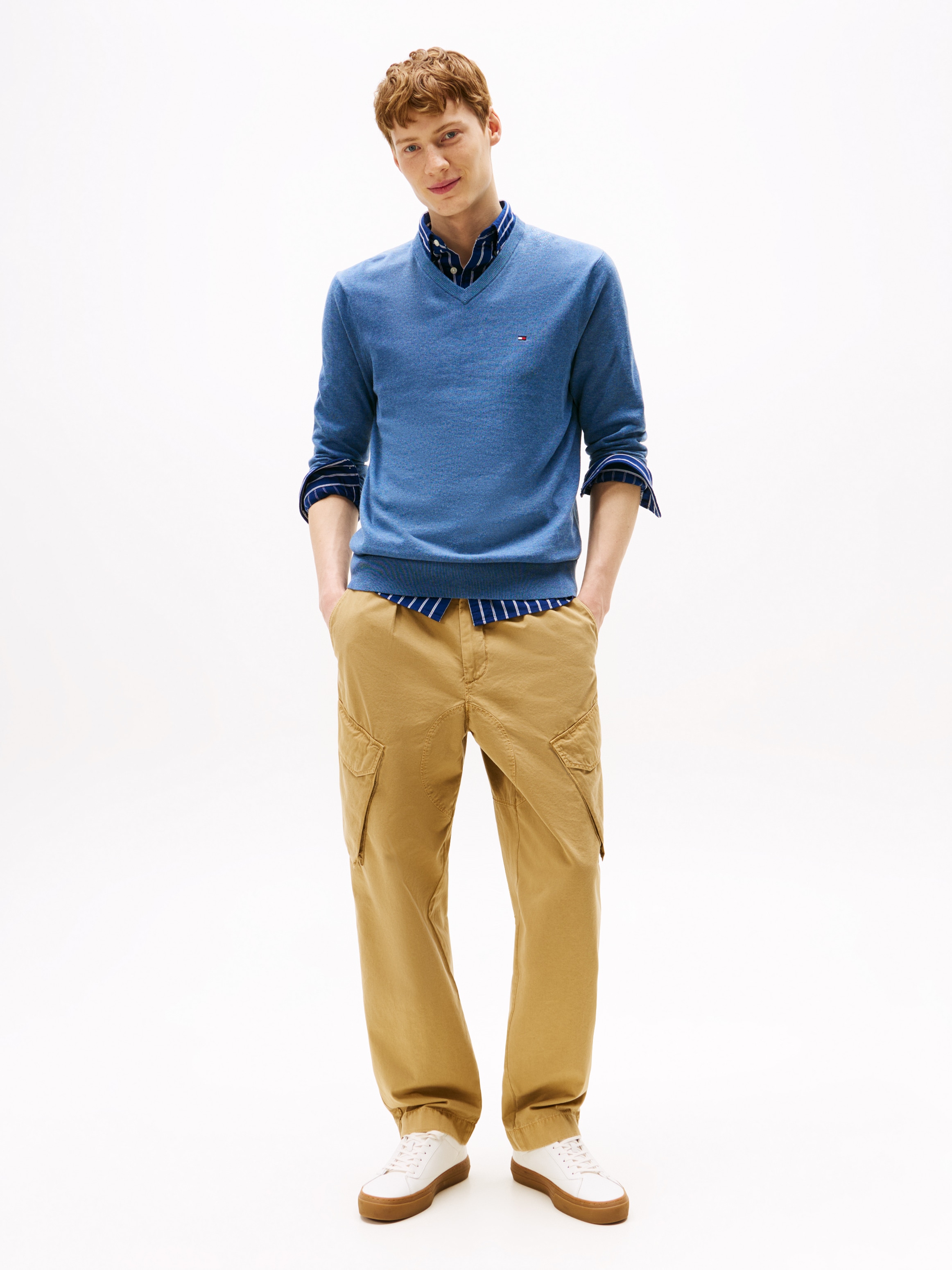 Tommy Hilfiger Pull en tricot »ESSENTIAL COTTON V NECK mit V-Ausschnitt und Stickerei« unifarben, casual, regular fit, Baumwolle, V-Ausschnitt