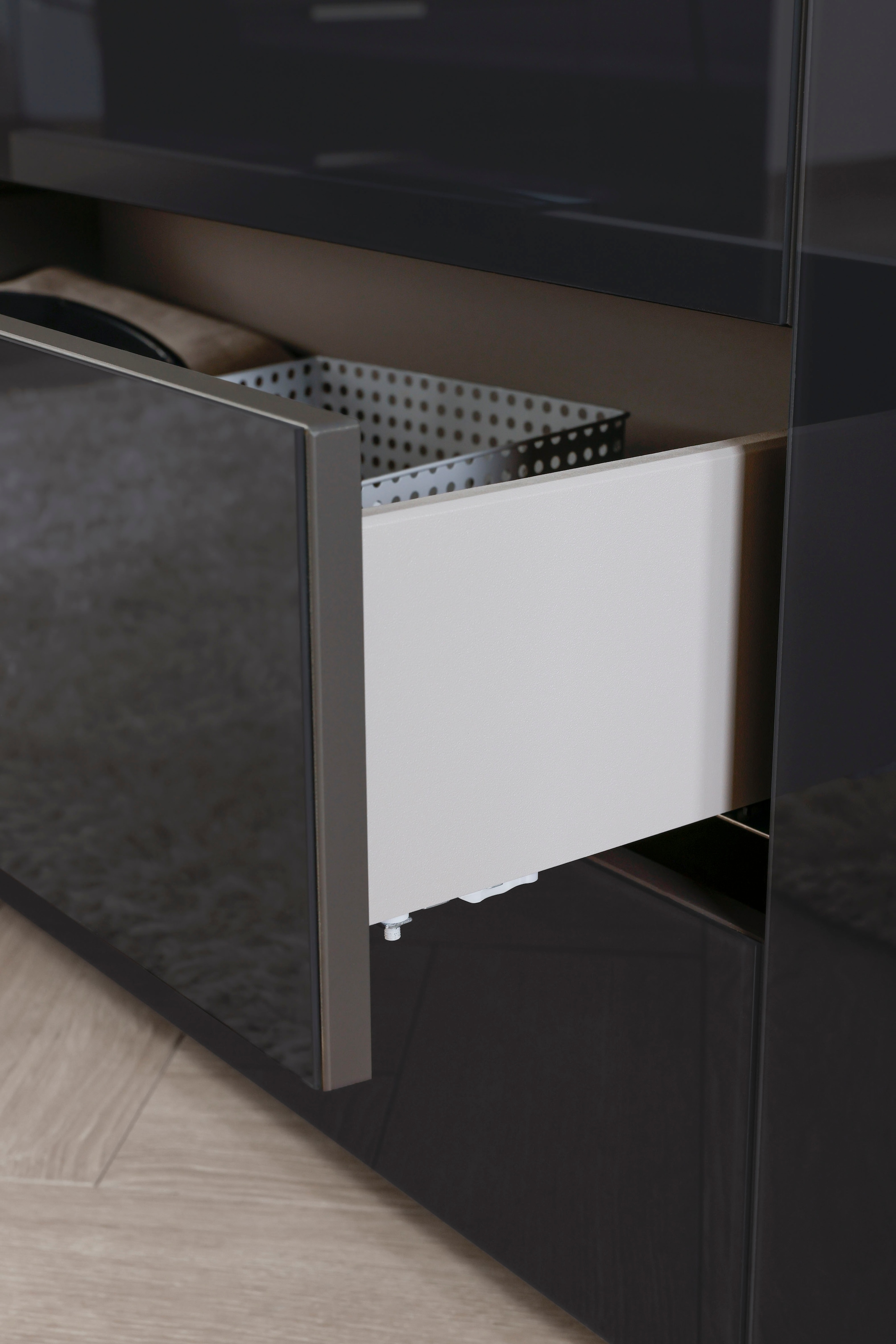 rauch Kombikommode »Kommode Türkommode Sideboard Kombikommode FLIPP mit Glasfront« Breite 200 cm mit 4 Einlegeböden,  3-türig, 5 Schubladen, Soft-Close-Funktion, Oberboden und Front Glas