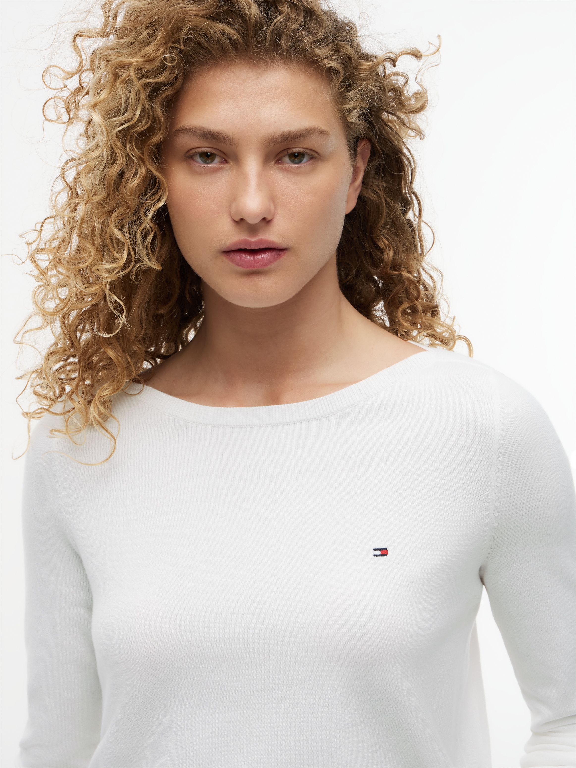Tommy Hilfiger Pull en tricot »CO JERSEY STITCH V-NECK SWEATER« avec drapeau logo Tommy Hilfiger, encolure bateau