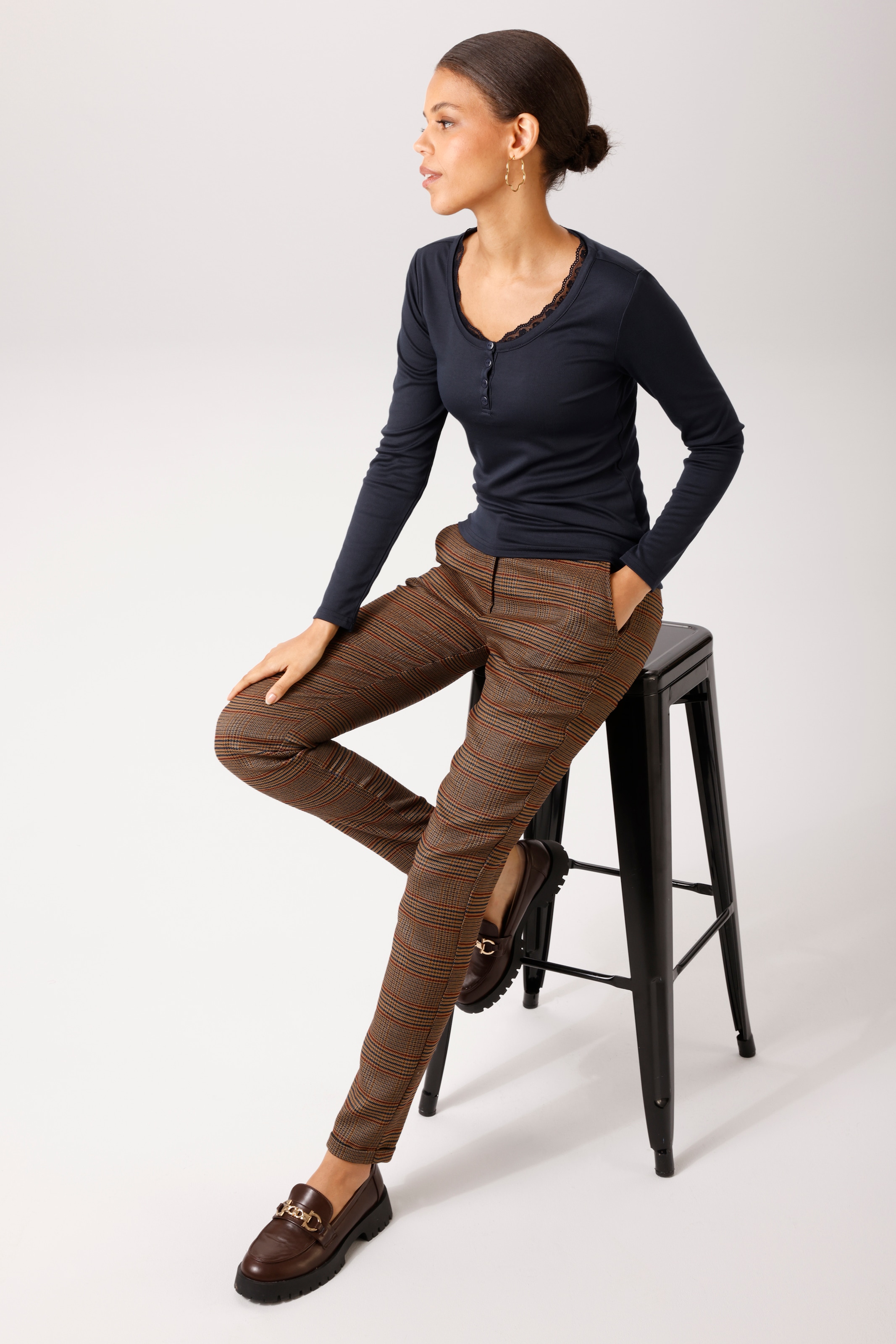 Aniston CASUAL T-shirt à manches longues avec dentelle ondulée au col rond - NOUVELLE COLLECTION
