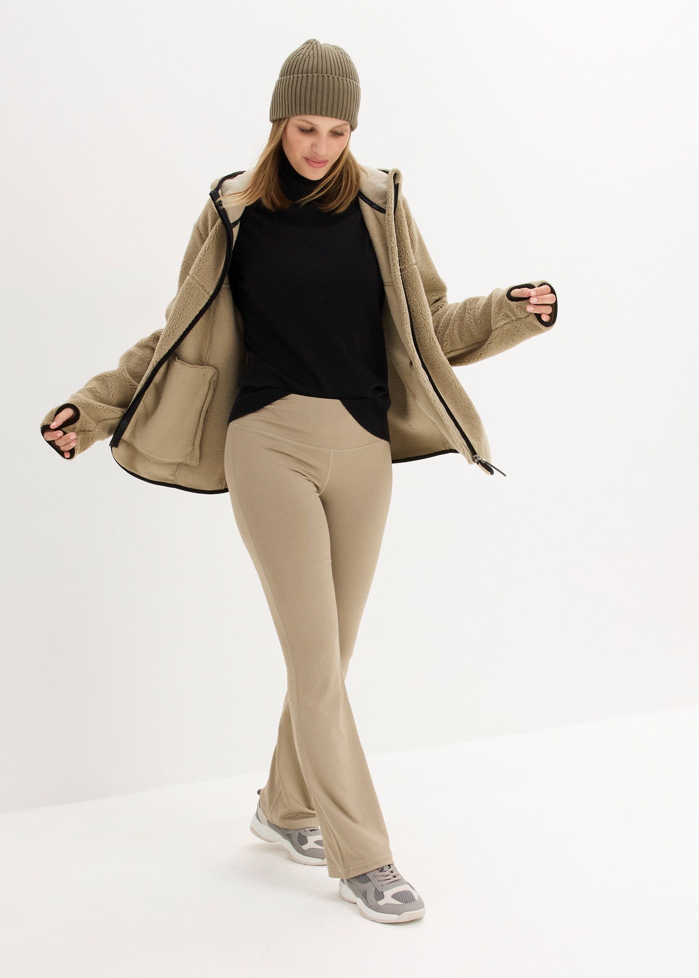 bonprix Veste polaire mit Kapuze mit Kapuze, aus Teddy-Fleece, lässige Passform, mit Stehkragen