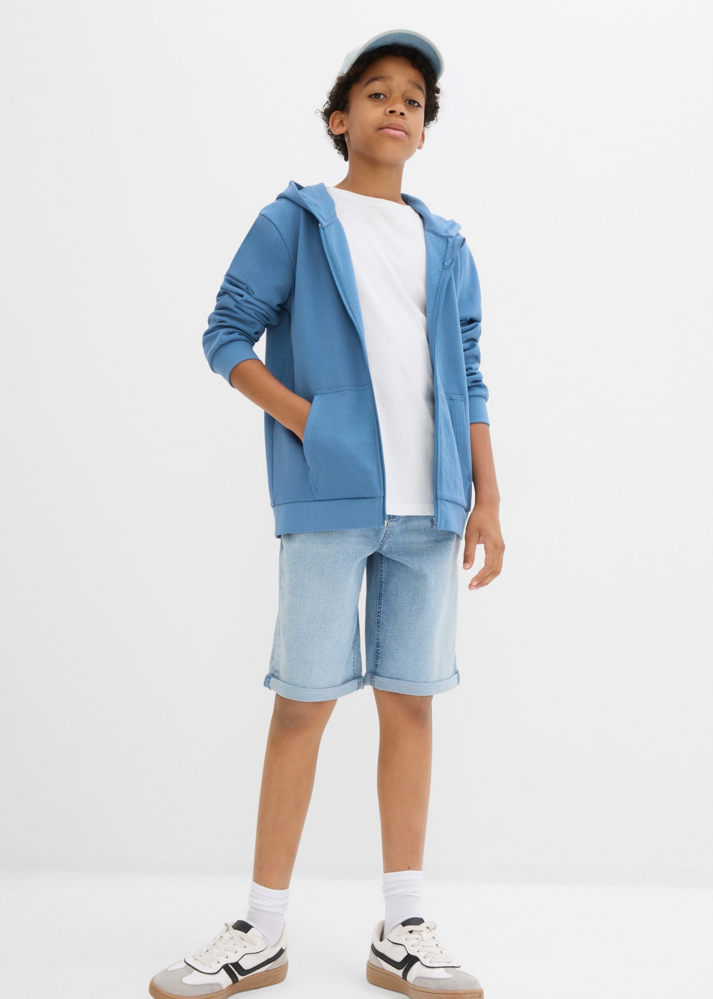 bonprix Sweat à capuche für Jungen, aus Baumwolle und Polyester, bequeme Passform, mit Kapuze