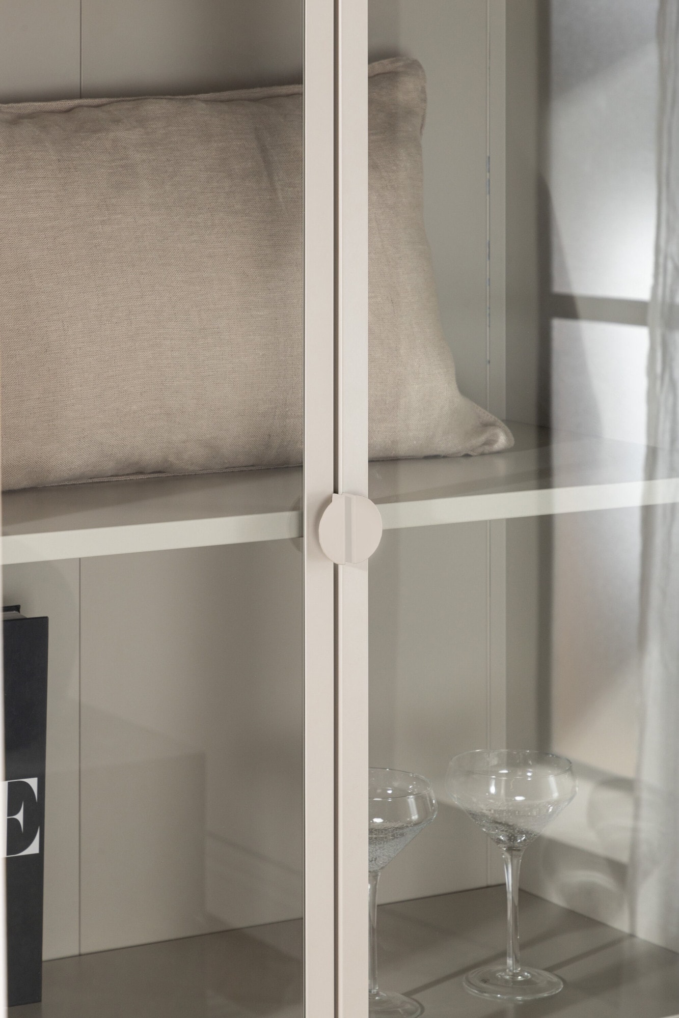 Venture Home Vitrine »Piring, hoher Stauraumschrank, 2 Türen, Höhe 190 cm« Hochschrank, Pulverbeschichtung, Glastüren, hoch, anspruchsvoll