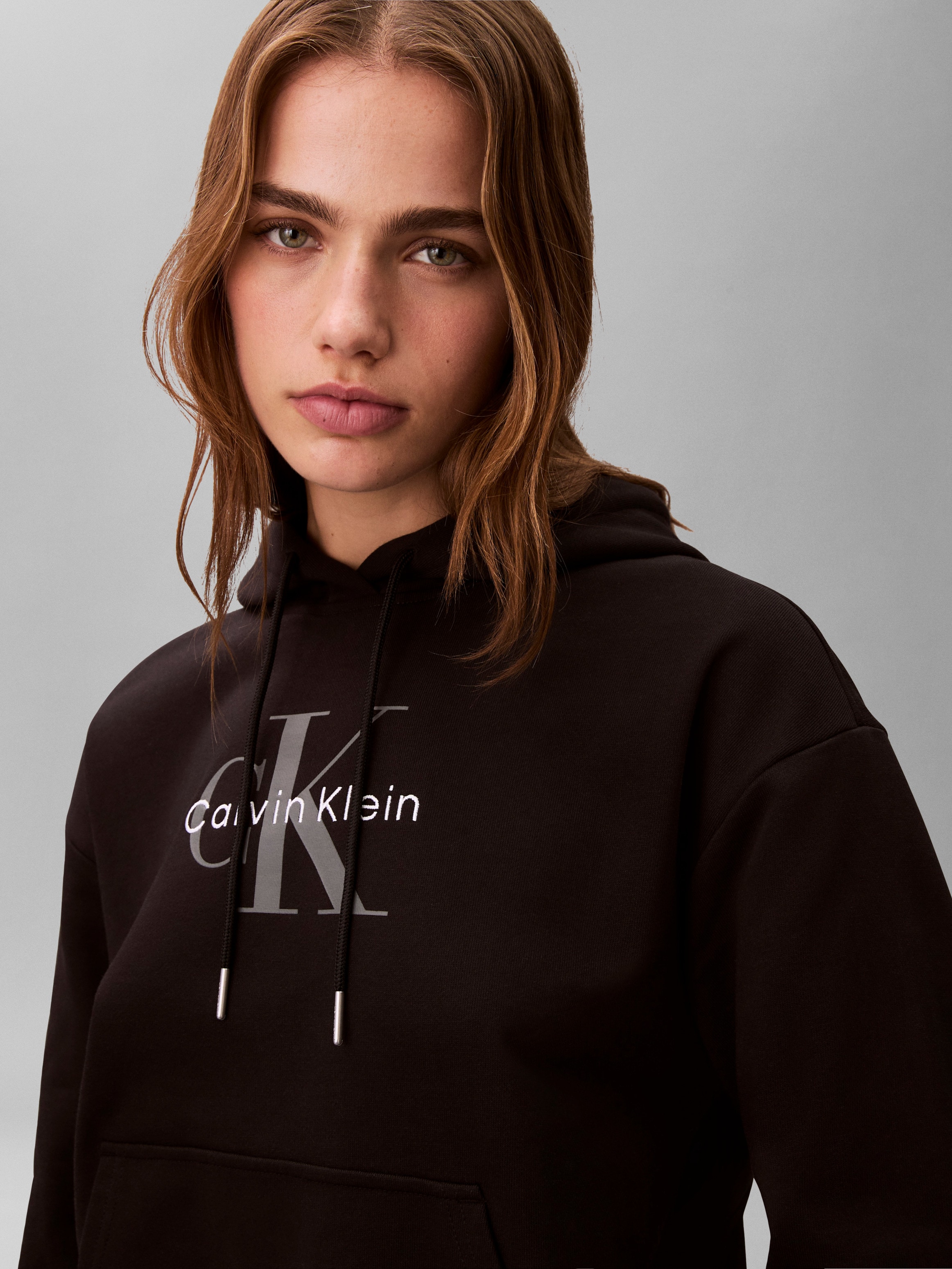 Calvin Klein Jeans Kapuzensweatshirt »MONOLOGO«, Regular fit mit Kapuze und Kängurutasche
