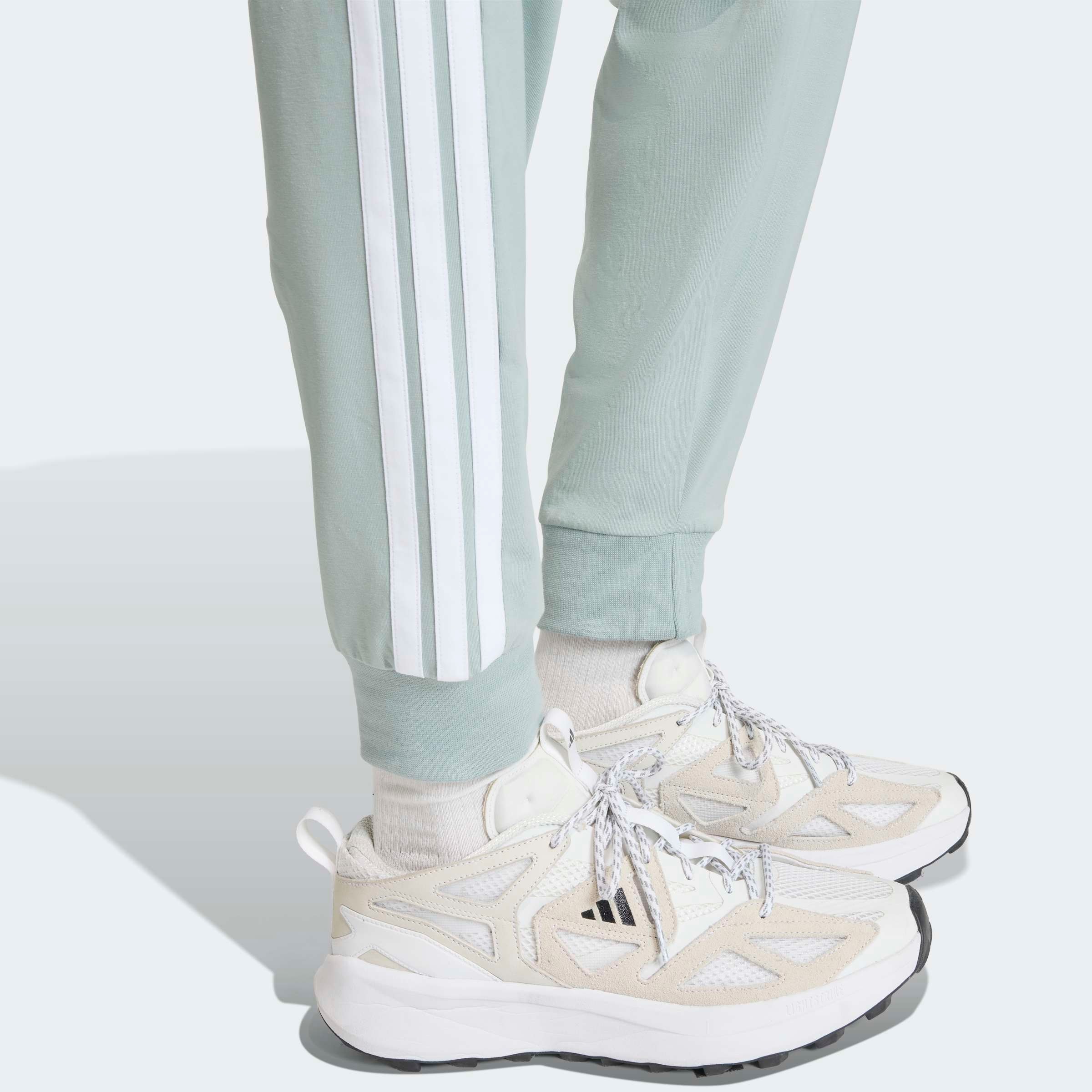adidas Sportswear Sporthose »ESSENTIALS 3-STREIFEN«  Lässig geschnitten, hoher Bund, schmal zulaufende Beinform