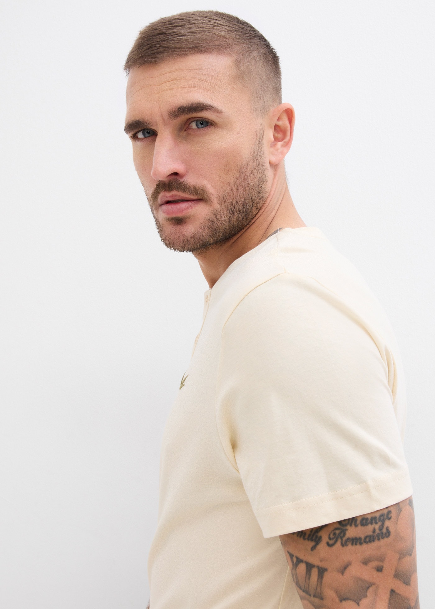 bonprix T-shirt Henleys Packung, 3 Regular Fit, mit Bruststickerei