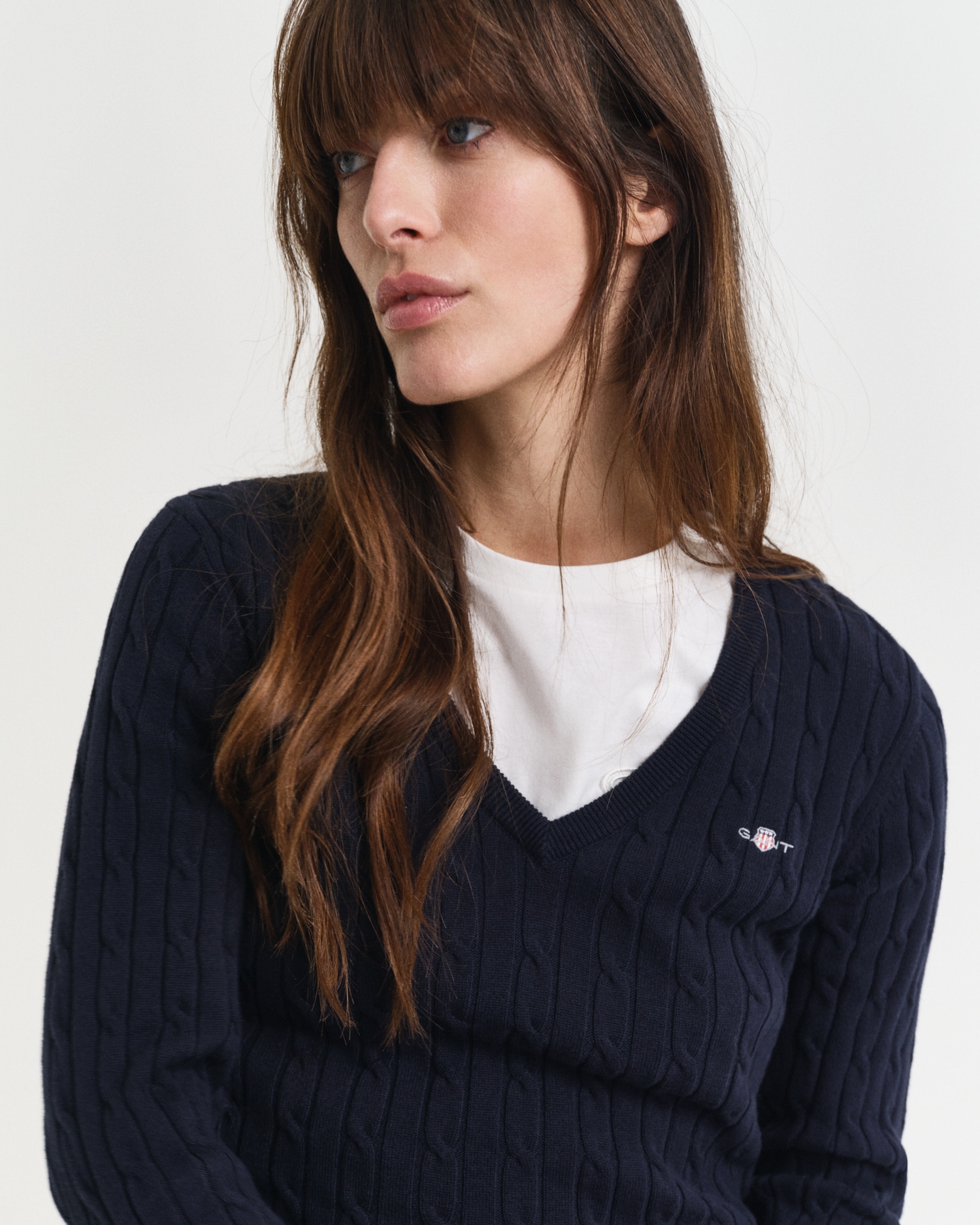 Gant Pull en tricot »STRETCH COTTON CABLE V-NECK« mit Logostickerei auf der Brust