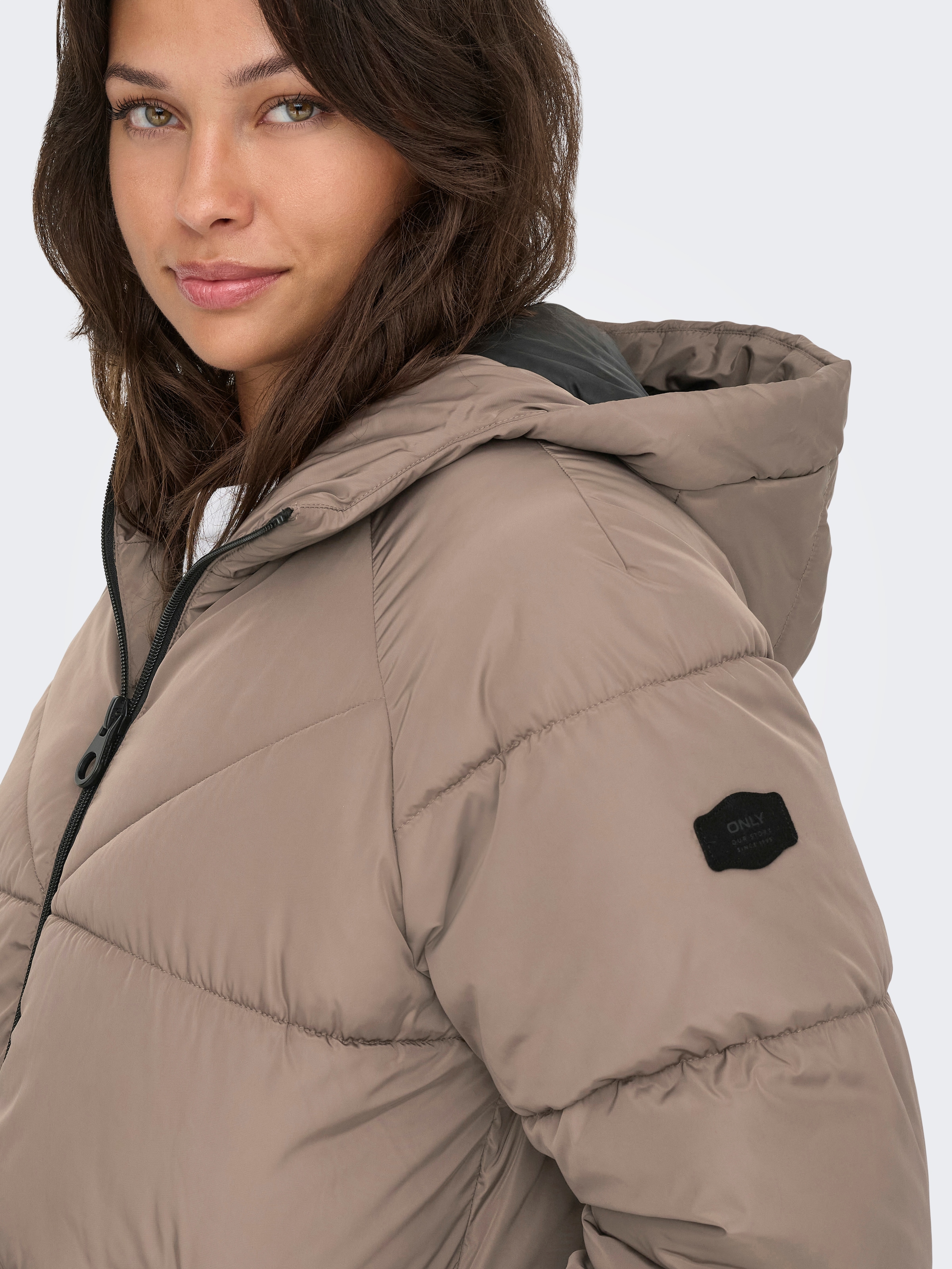 ONLY Steppmantel »ONLAMAND – Langer Puffercoat mit 2-Wege-Reissverschluss« lässig geschnitten, modisch, Steppware, Materialmix, hochschliessend