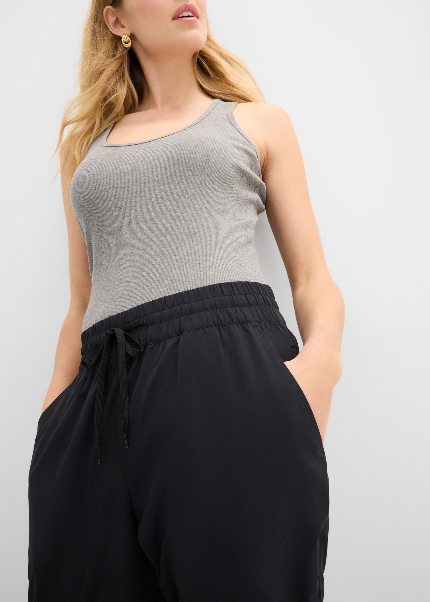 bonprix Pantalon fonctionnel  longueur 7/8, fentes latérales avec zip, poche zippée arrière