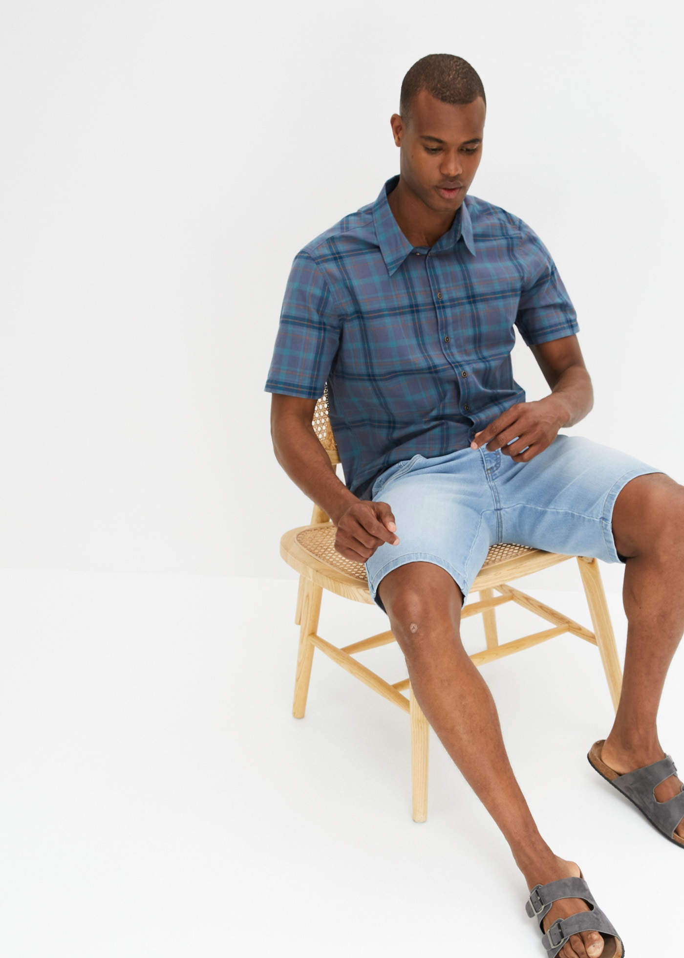 bonprix Chemise à manches courtes Regular Fit, aus Baumwolle, mit Karomuster, mit Kentkragen