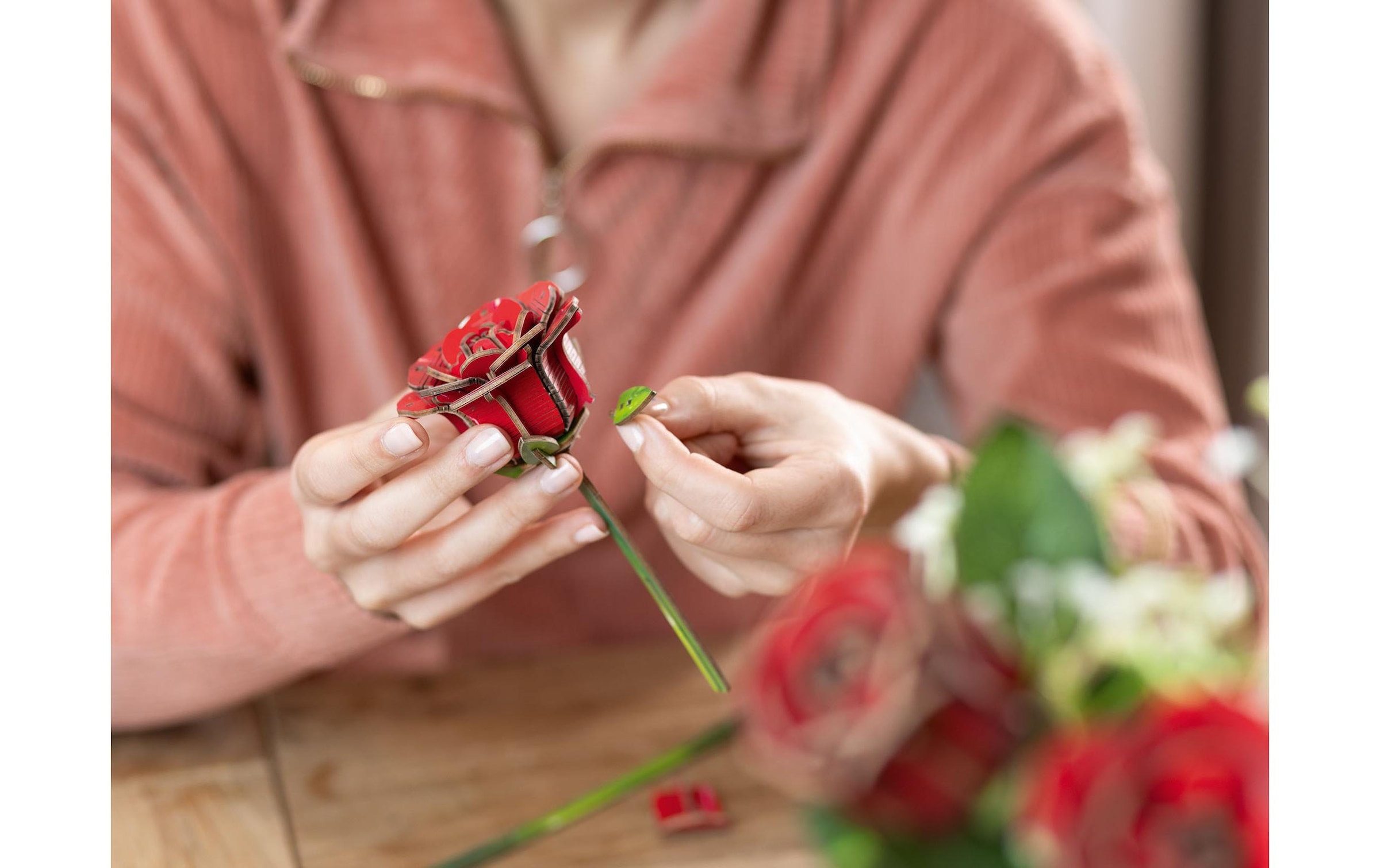 Revell® Modellbausatz »Dream of Roses Holz, Rosen-Bouquet mit Vase und Duft« 295 Stk. tlg.