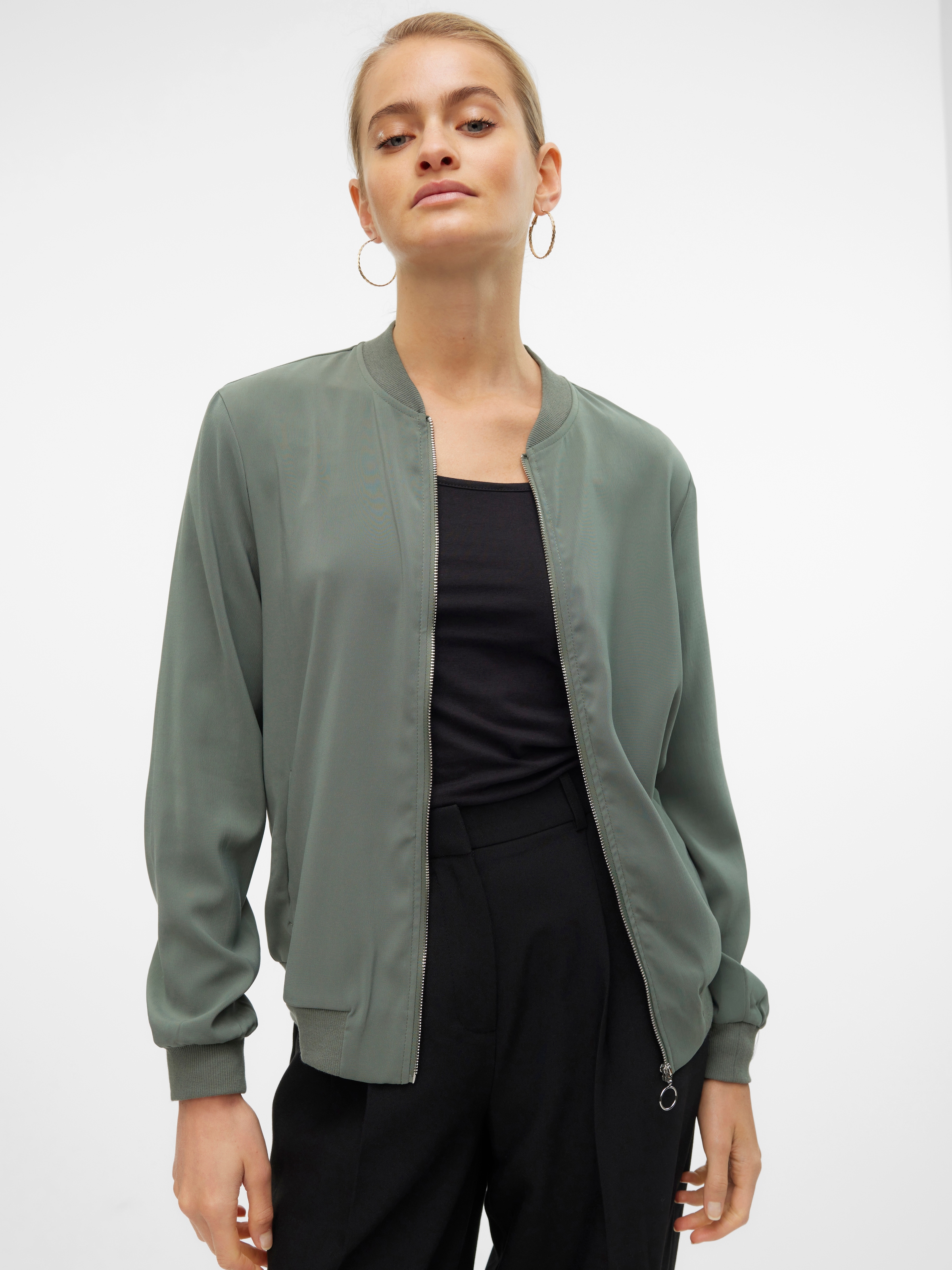 Vero Moda Veste courte »VMCONNY, leichte Jacke für den Übergang« seitliche Eingrifftaschen, Rippbündchen