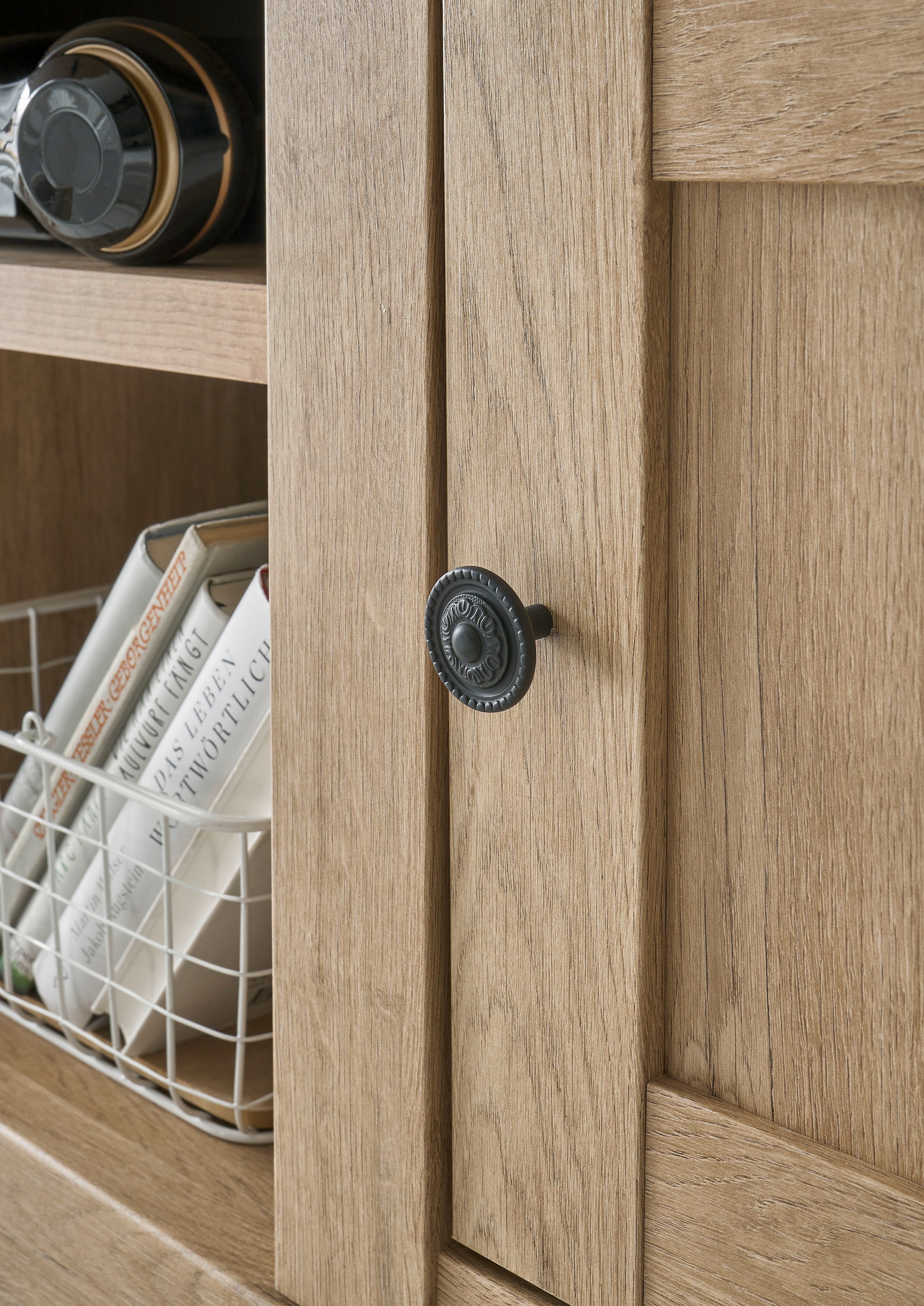 Home affaire Table basse »Cornwall, Unterschrank im Landhausstil, Kommode, Eiche Dekor« 1 cuis tlg. verschnörkelte Metallgriffe, offene Fächer und Türen, 152 cm breit