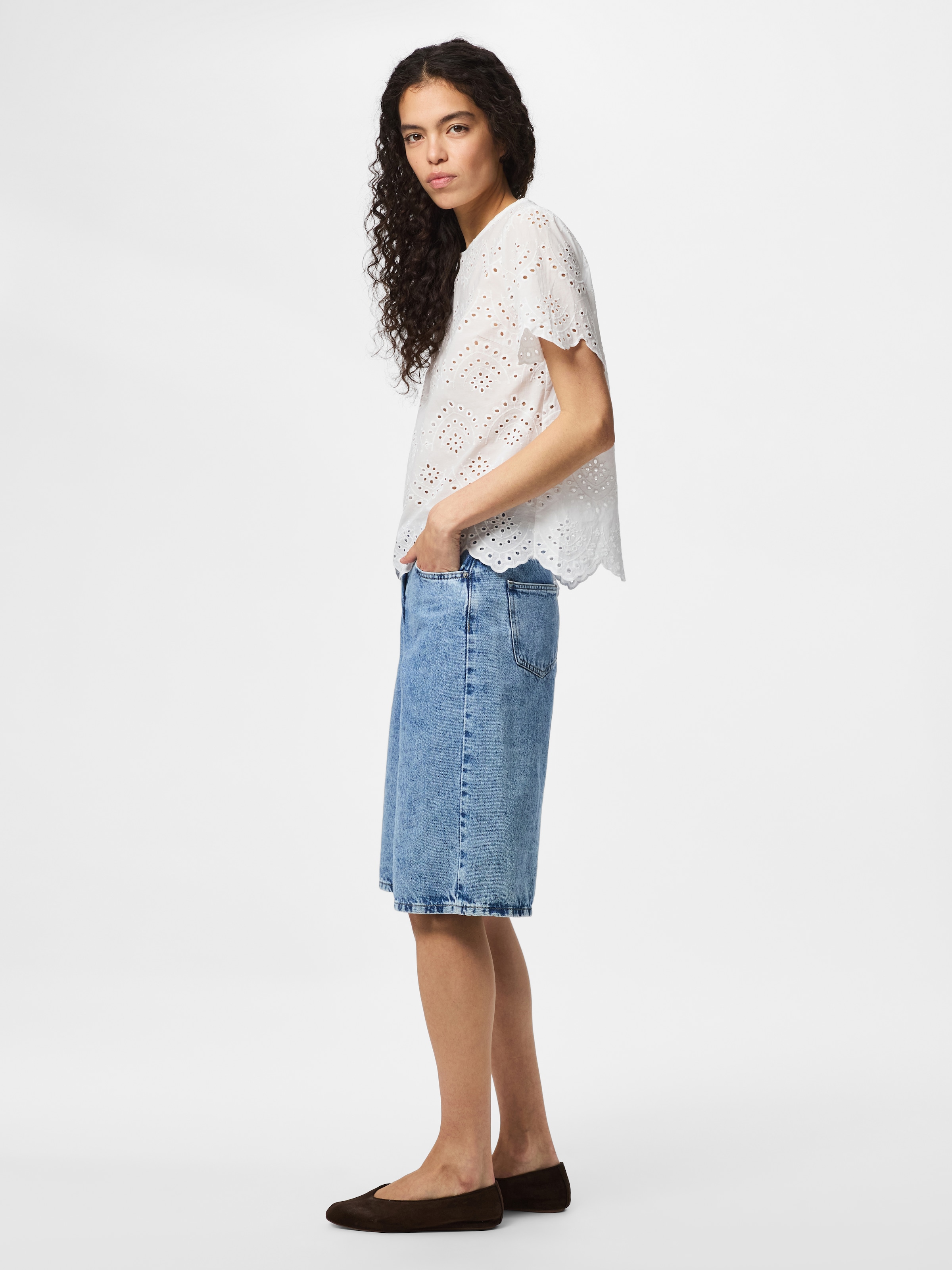 pieces Haut de chemise »PCVILDE SS TOP WVN NOOS« avec broderie ajourée intégrale