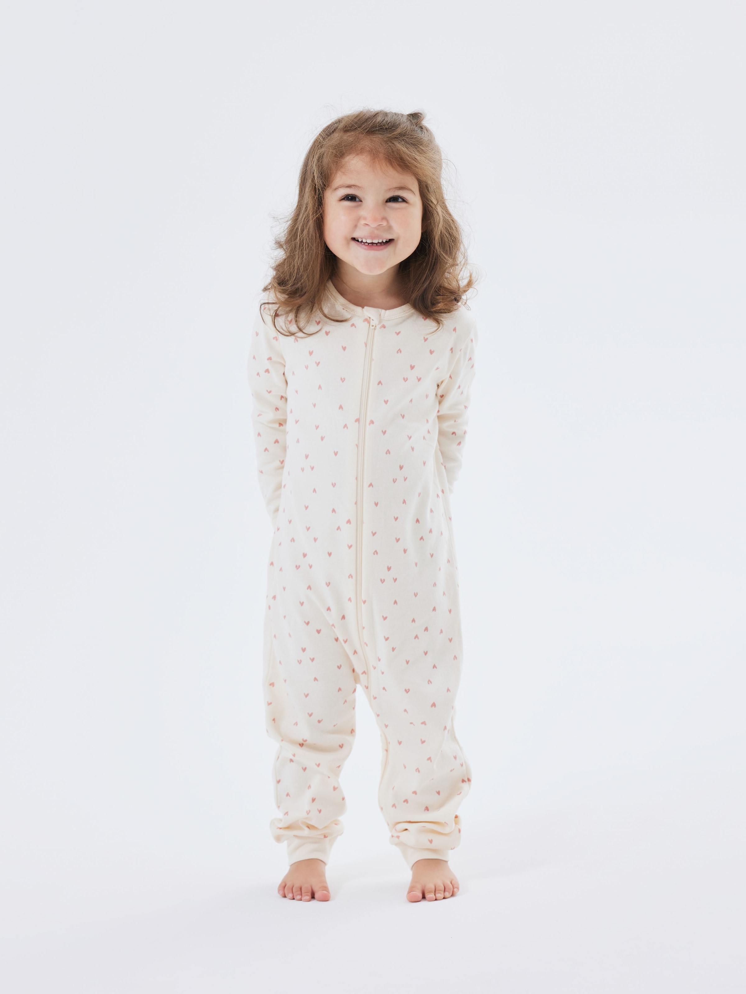 Name It Schlafanzug »NBFNIGHTSUIT ZIP BUTTERCREAM HEARTS NOOS« aus Baumwolle in Jersey-Qualität, Relaxed Fit, mit Reissverschluss
