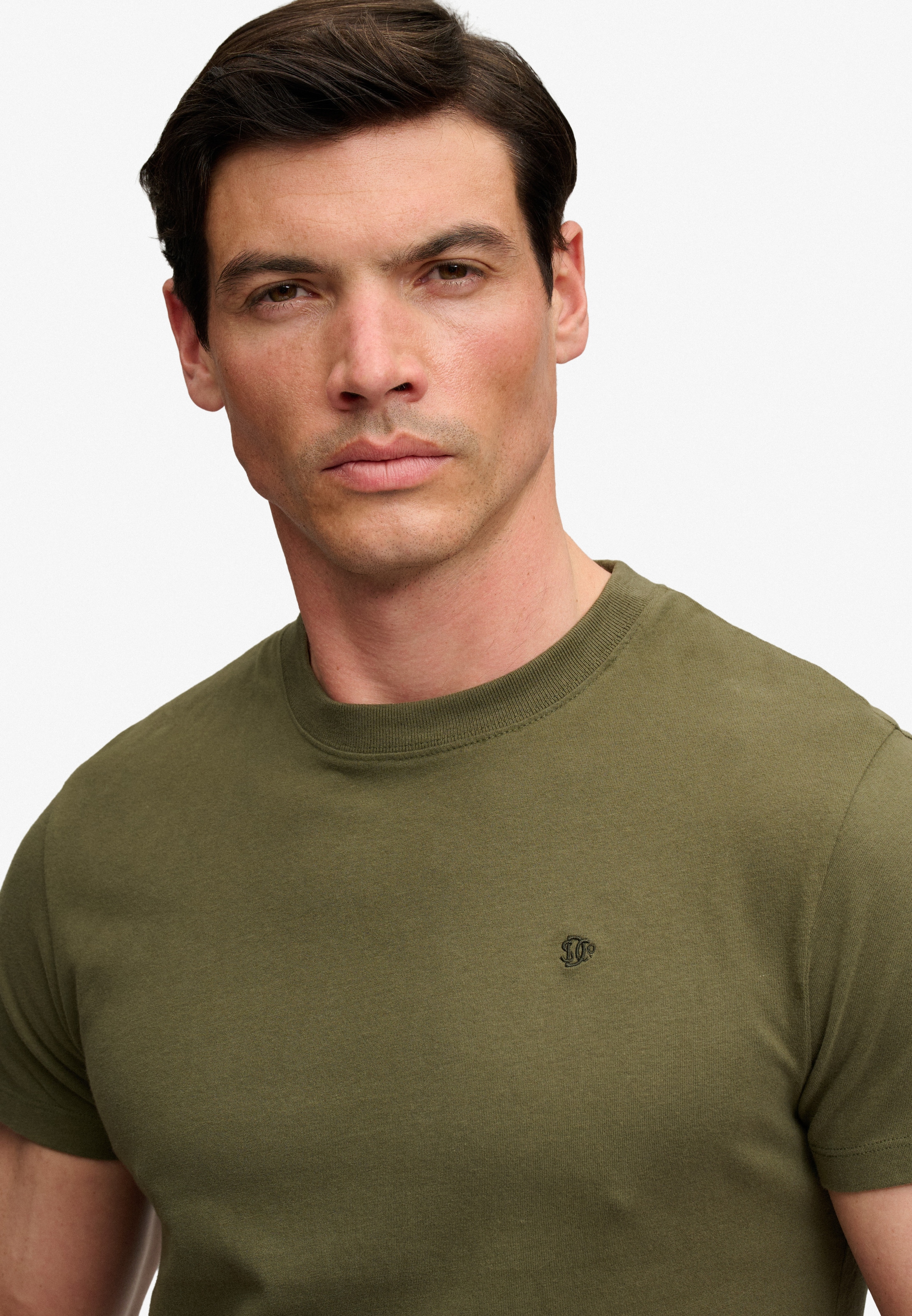 Superdry Shirt à col rond »ESSENTIAL SDCO LOGO EMB TEE« coton, coupe régulière