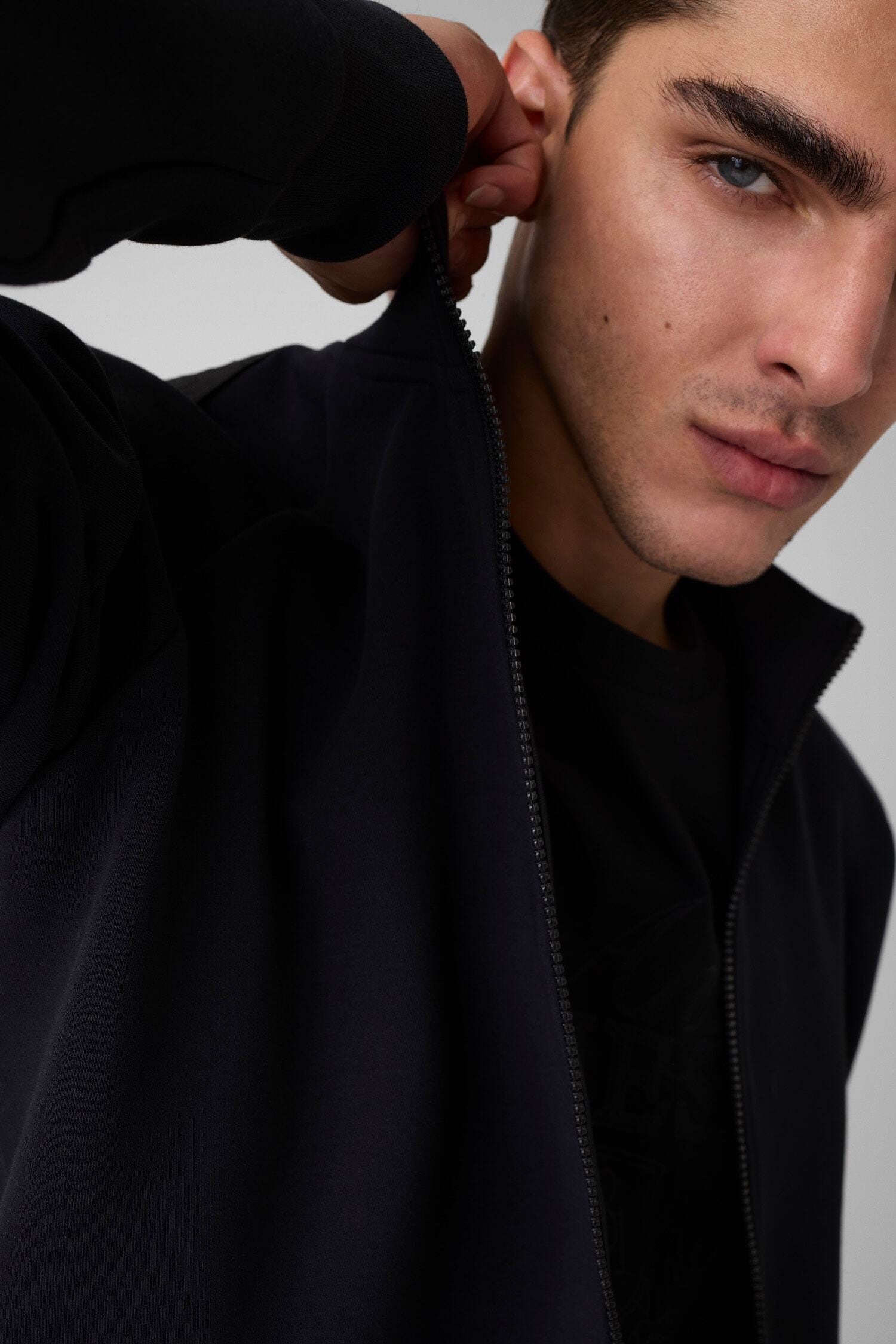 Guess Sweatjacke »THOR« Stehkragen, Regular Fit, Reissverschlusstaschen