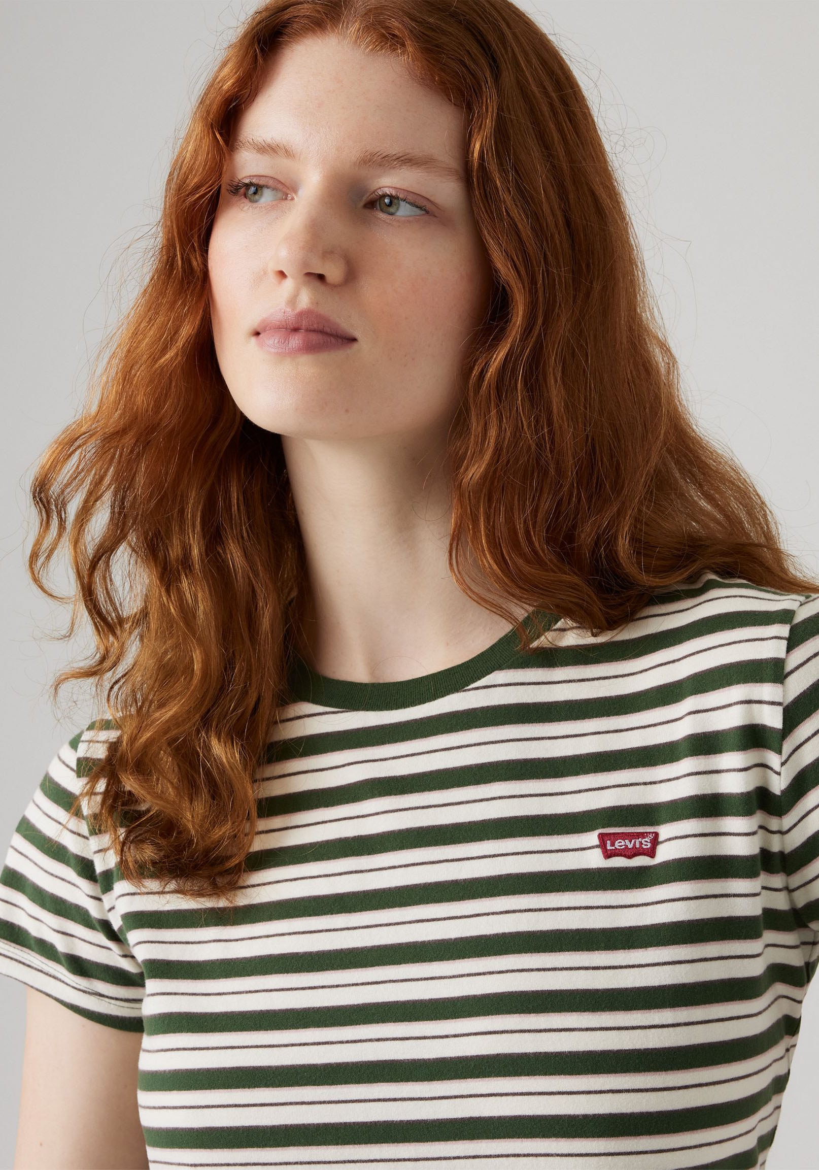 Levi's® T-shirt »PERFECT TEE« mit kleiner Logo-Stickerei