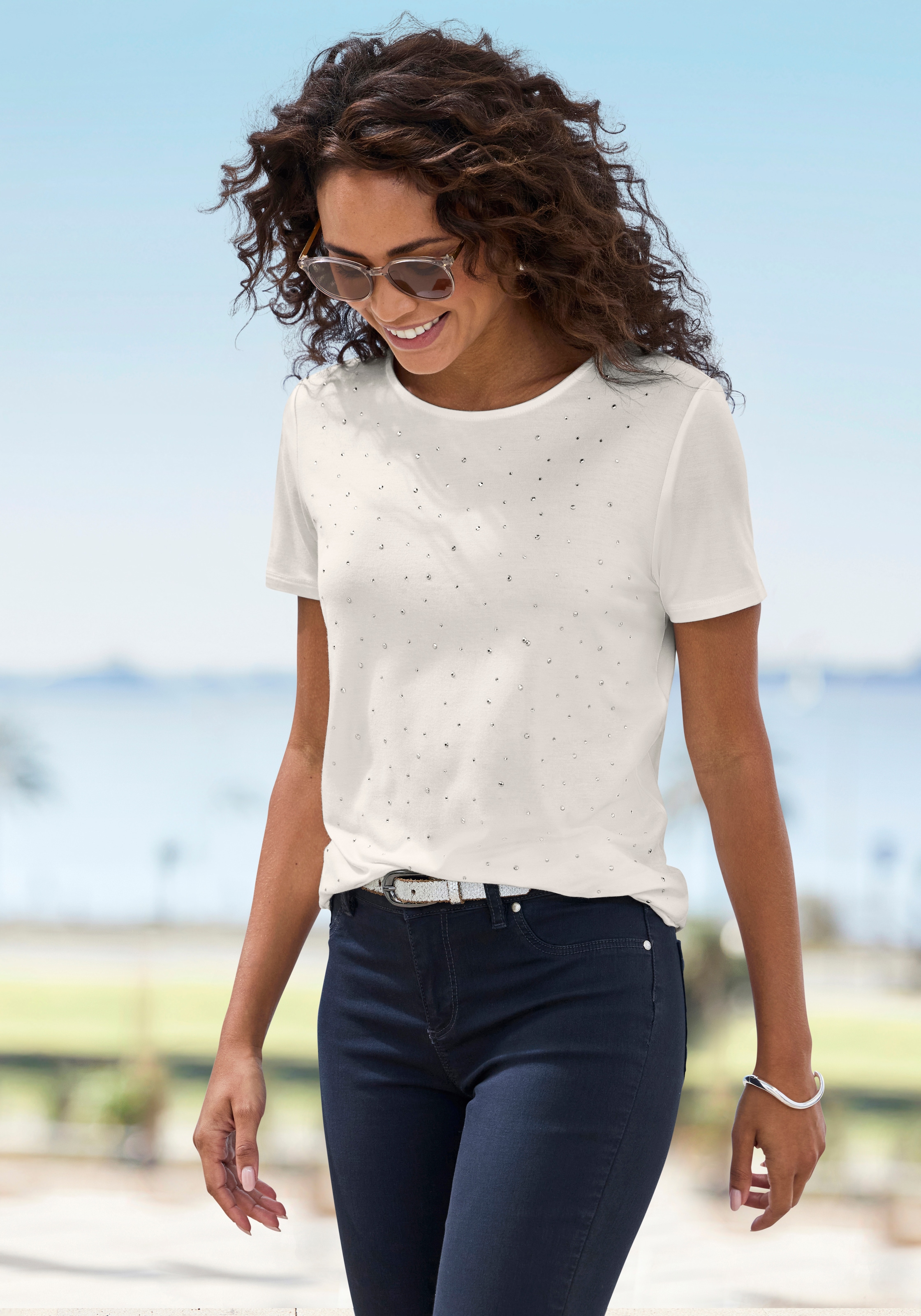 LASCANA T-Shirt »mit funkelnden Strass-Steinen vorn« aus weichem Viskose-Stretch