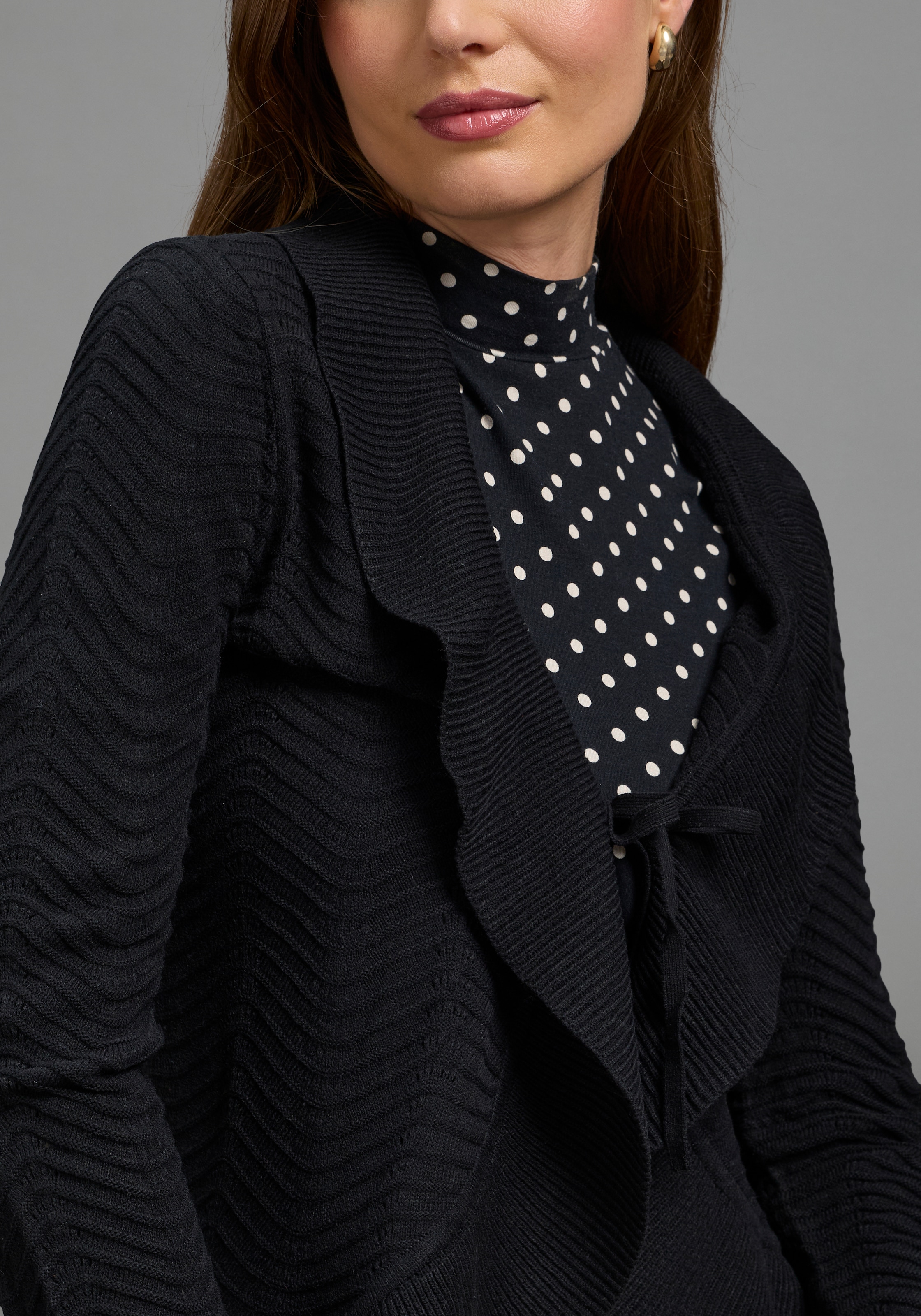 Laura Scott Veste en tricot ajouré »mit Ajourstrickmuster« en maille légère avec volants et lien