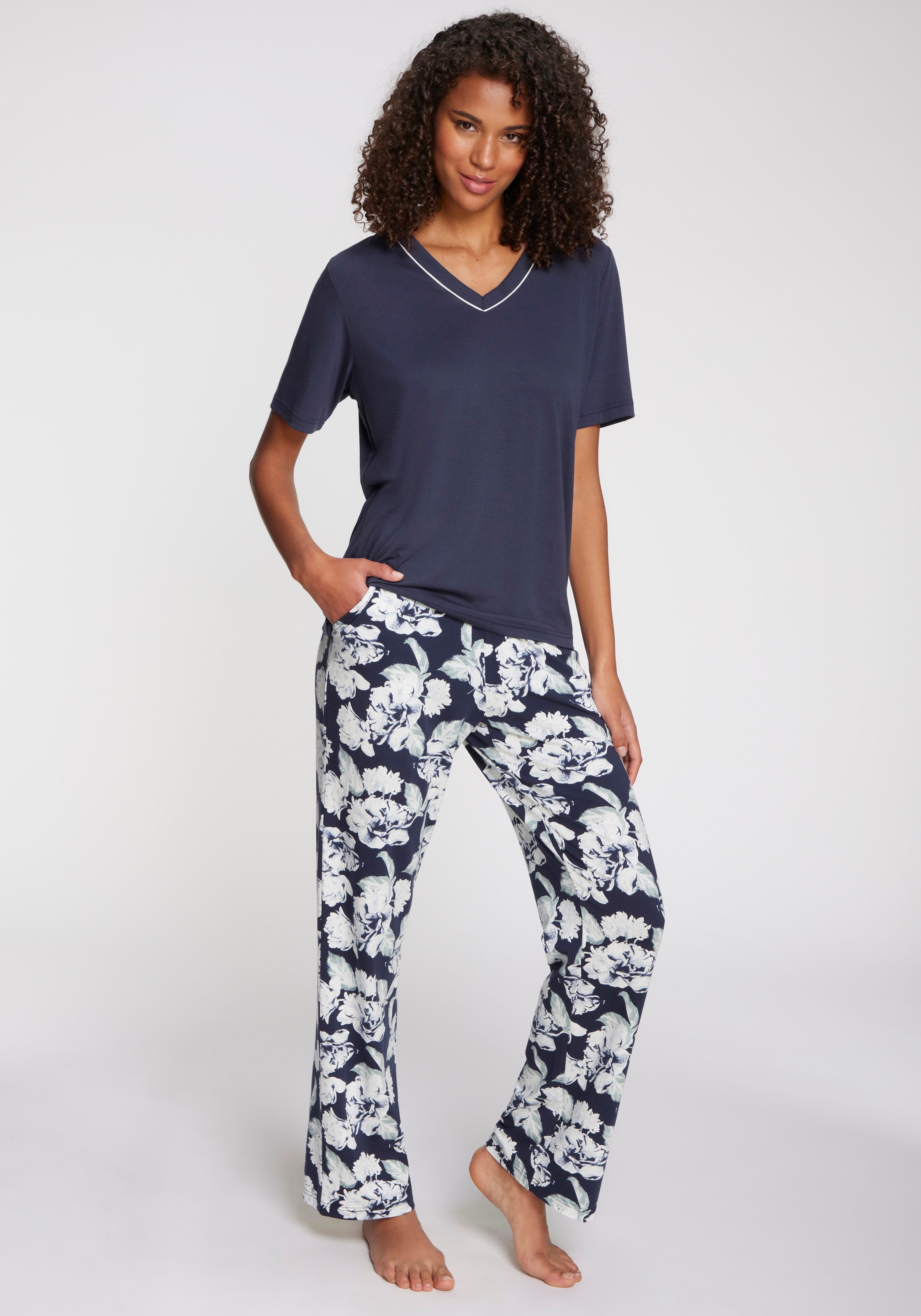 LASCANA Pyjama 2 Stk. tlg., mit schönem Blumenmuster