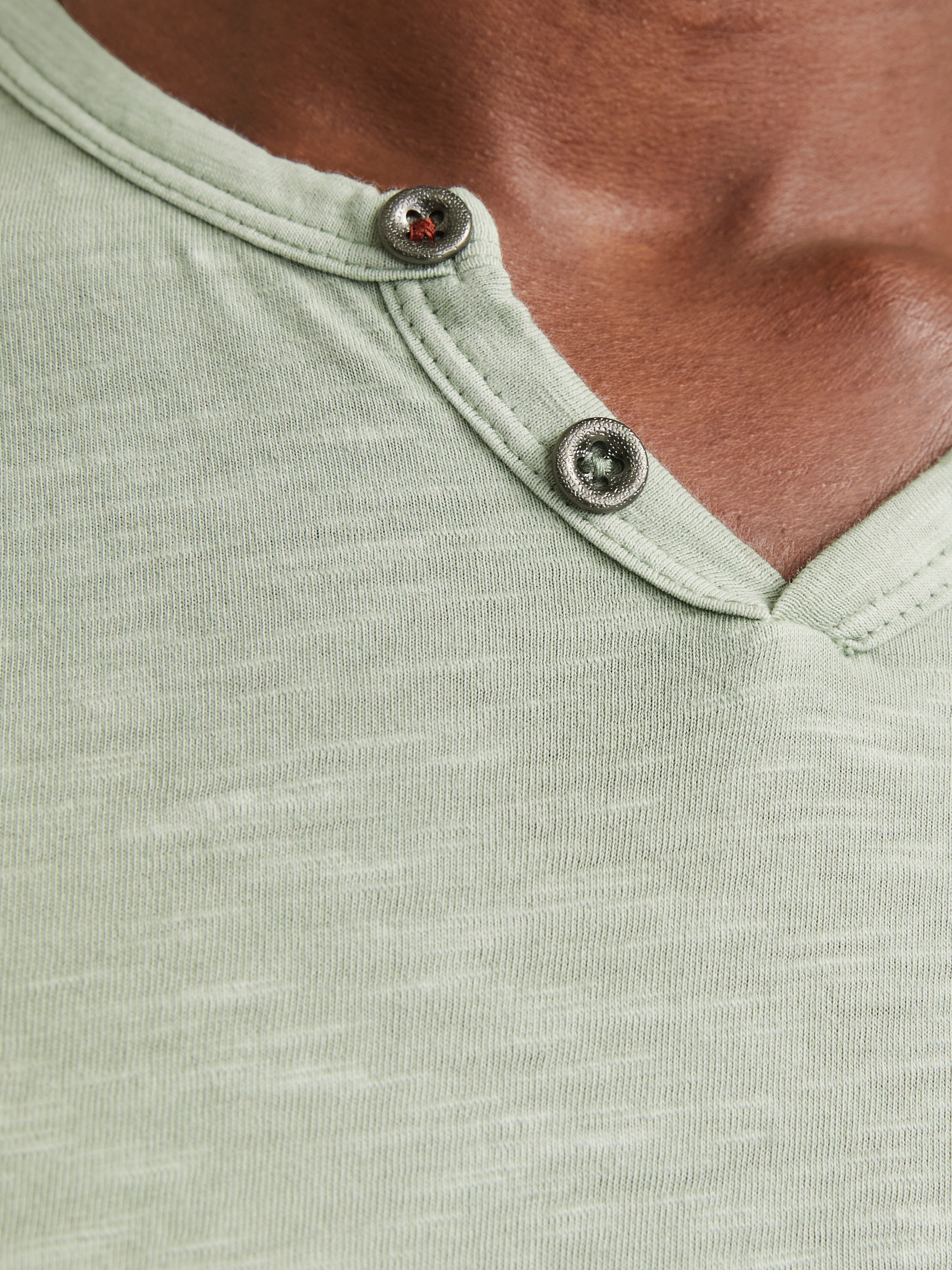 Jack & Jones T-Shirt »JJESPLIT NECK TEE SS NOOS« mit V-Ausschnitt