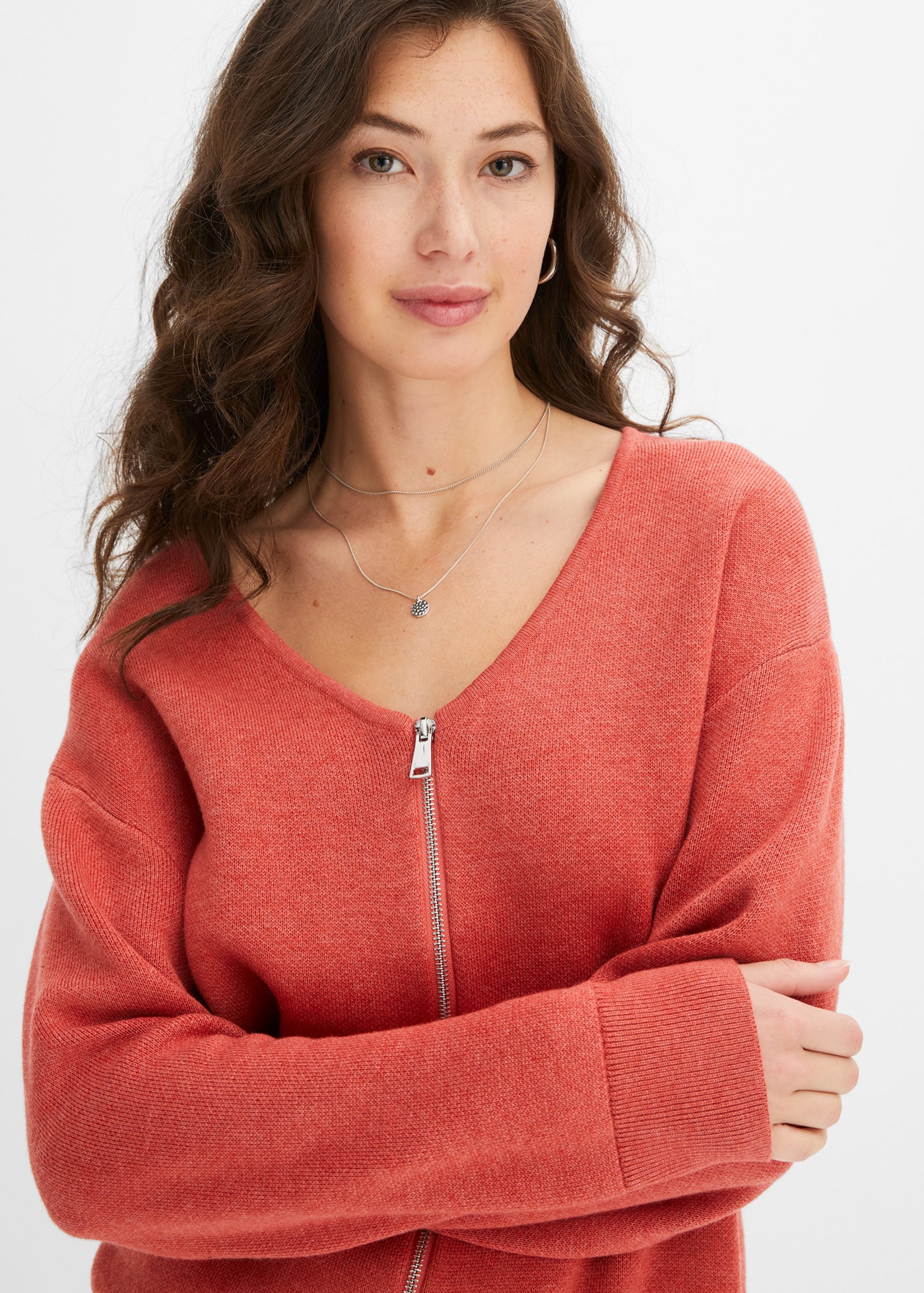 bonprix Veste en tricot bequeme Passform, femininer Stil, mit Reissverschluss