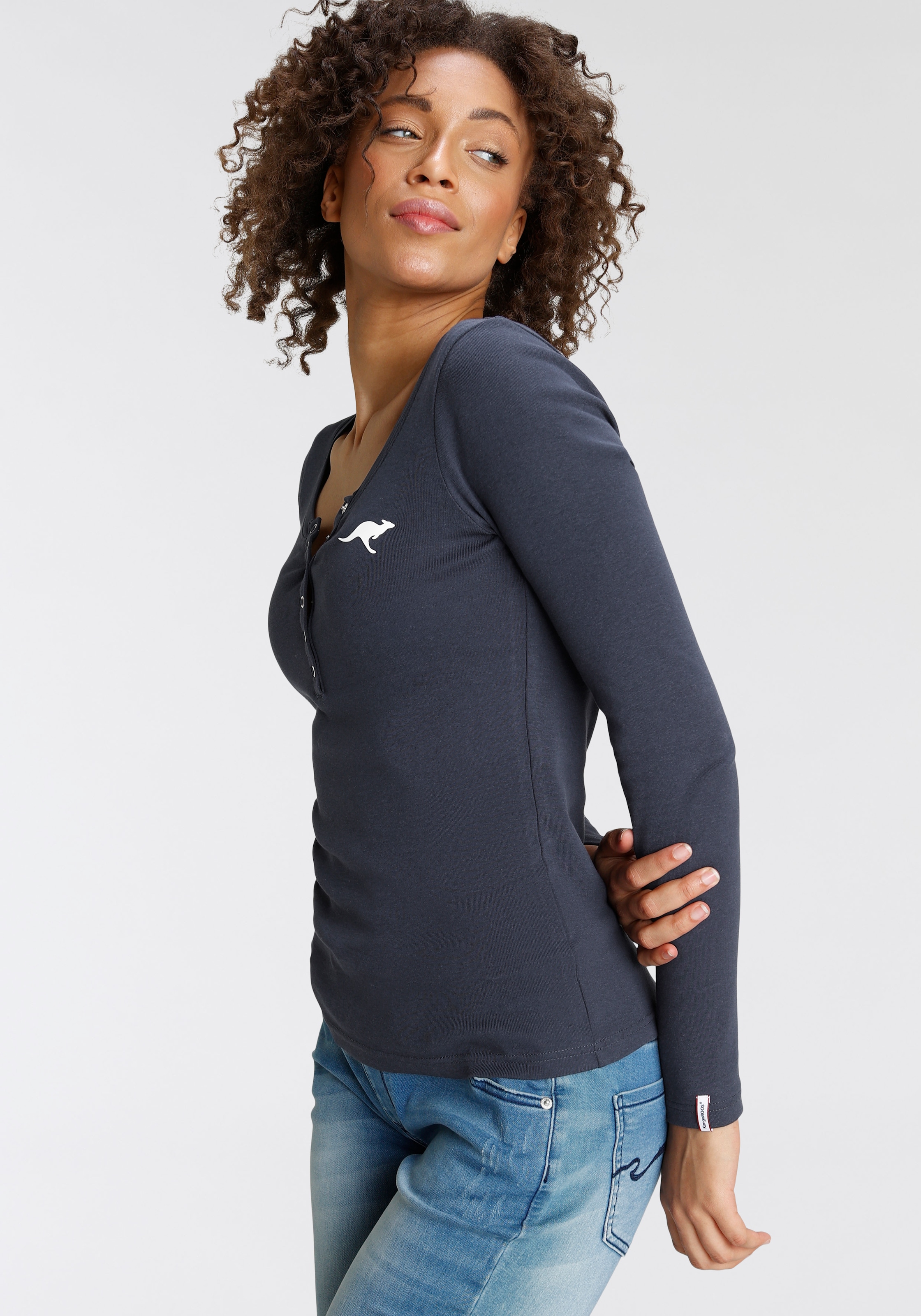 KangaROOS T-shirt à manches longues coupe ajustée, longueur hanches, en tissu côtelé