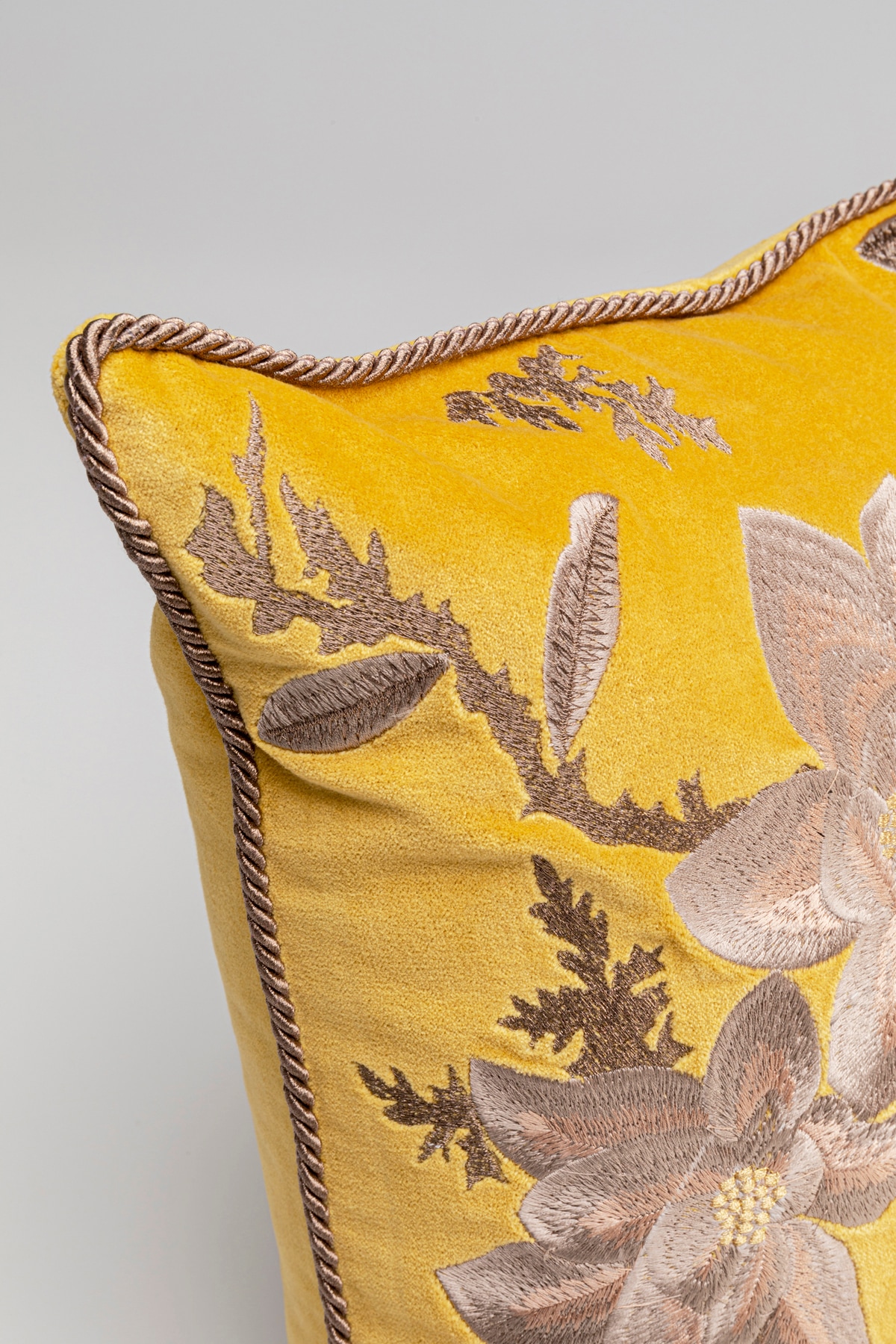 Kare Design Coussin décoratif »Lovely Flowers, Kissenhülle mit Füllung, 40x60 cm« stützt Kopf und Nacken angenehm und sorgt für erholsamen Schlaf