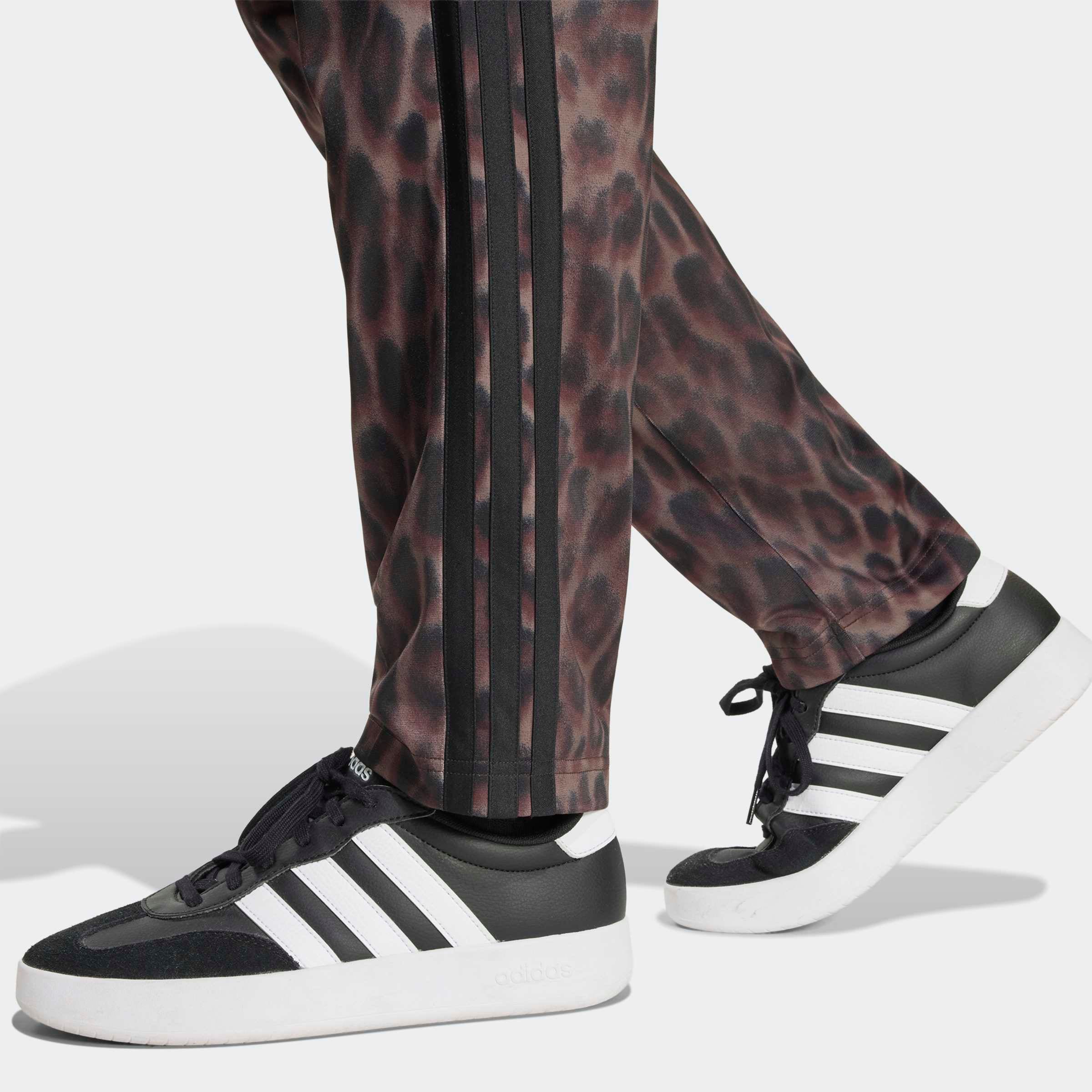 adidas Sportswear Trainingsanzug »ESSENTIALS 3-STREIFEN ANIMAL AOP« 2 tlg. mit durchgehendem Reissverschluss, mit Stehkragen, mit Allover-Print